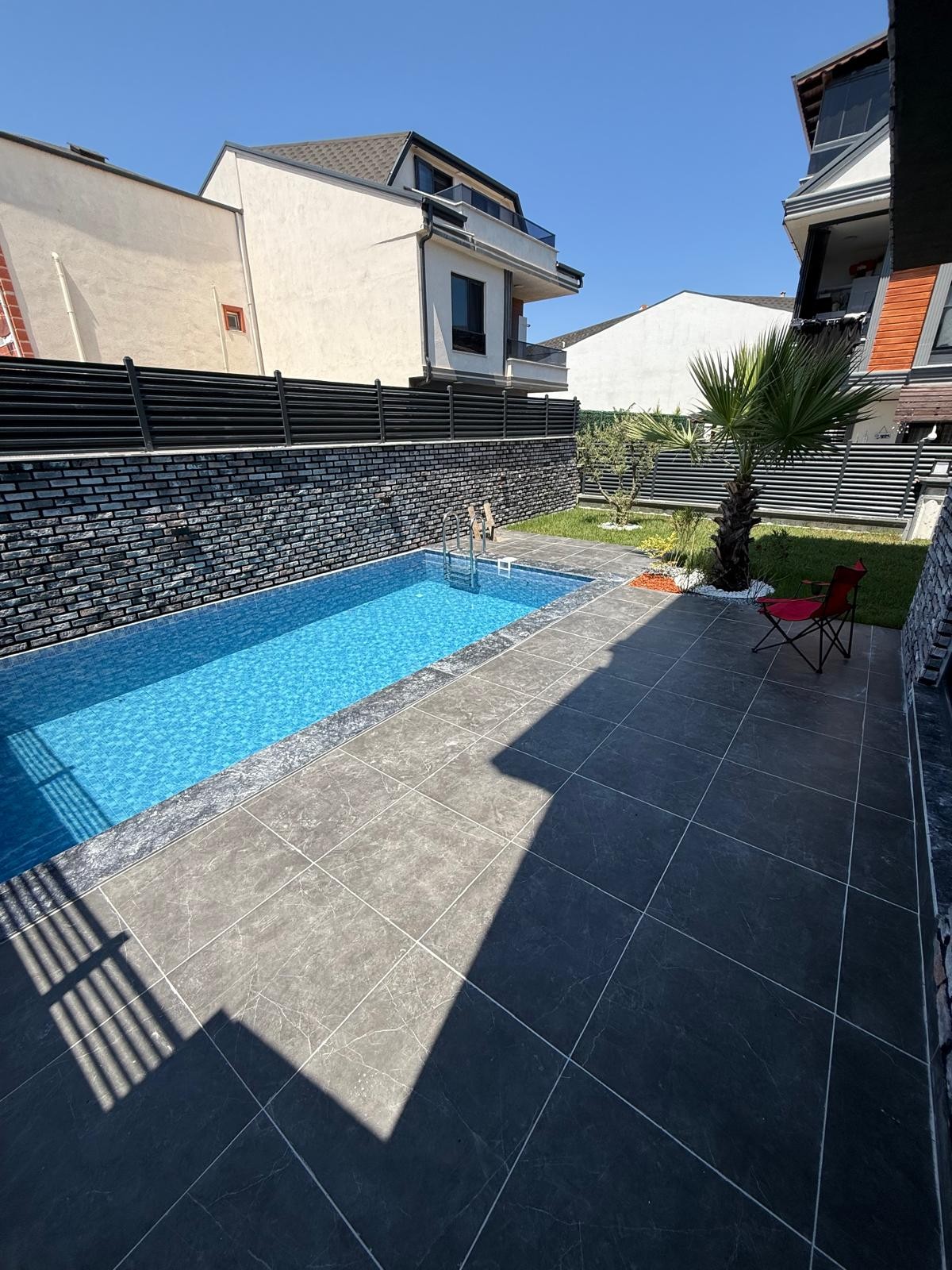 ULTRA GENİŞ BAHÇE, MERKEZ PLAJ, 145m2 KENDİNE AİT ARSASI, TAŞ KONSEPT, HAVUZLU 4+1 TRİPLEKS VİLLA! KOCAALİ YALI MH