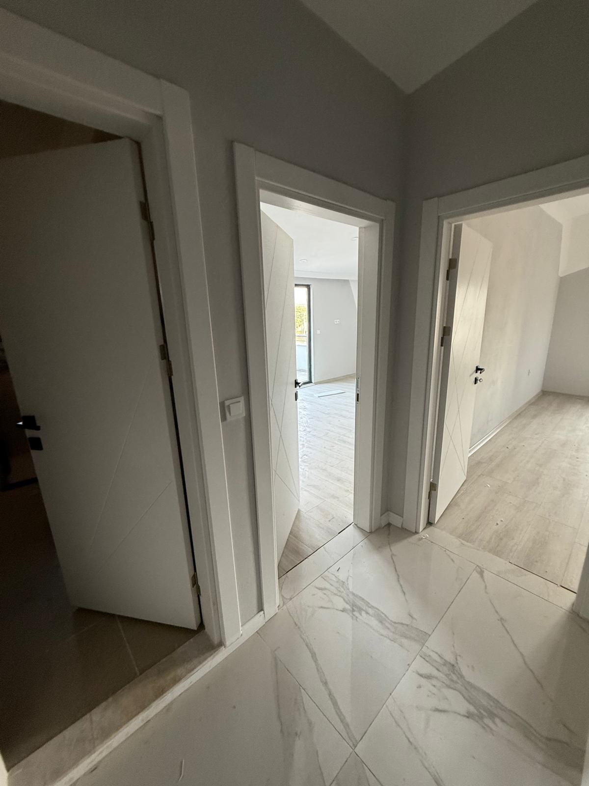HAVUZLU, ÇİFT CEPHE GENİŞ BAHÇE, MERKEZ PLAJ, EBEVEYN BANYOLU 4+1 TRİPLEKS VİLLA! KOCAALİ YAYLA MH