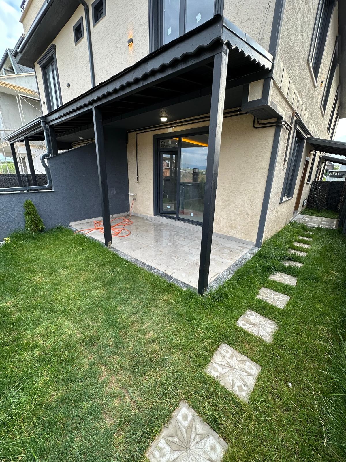 EBEVEYN BANYOLU, VERANDALI, MÜSTAKİL GİRİŞ-BAHÇE, KOMBİ(PETEK), 3+1 TRİPLEKS VİLLA! KOCAALİ YAYLA MH