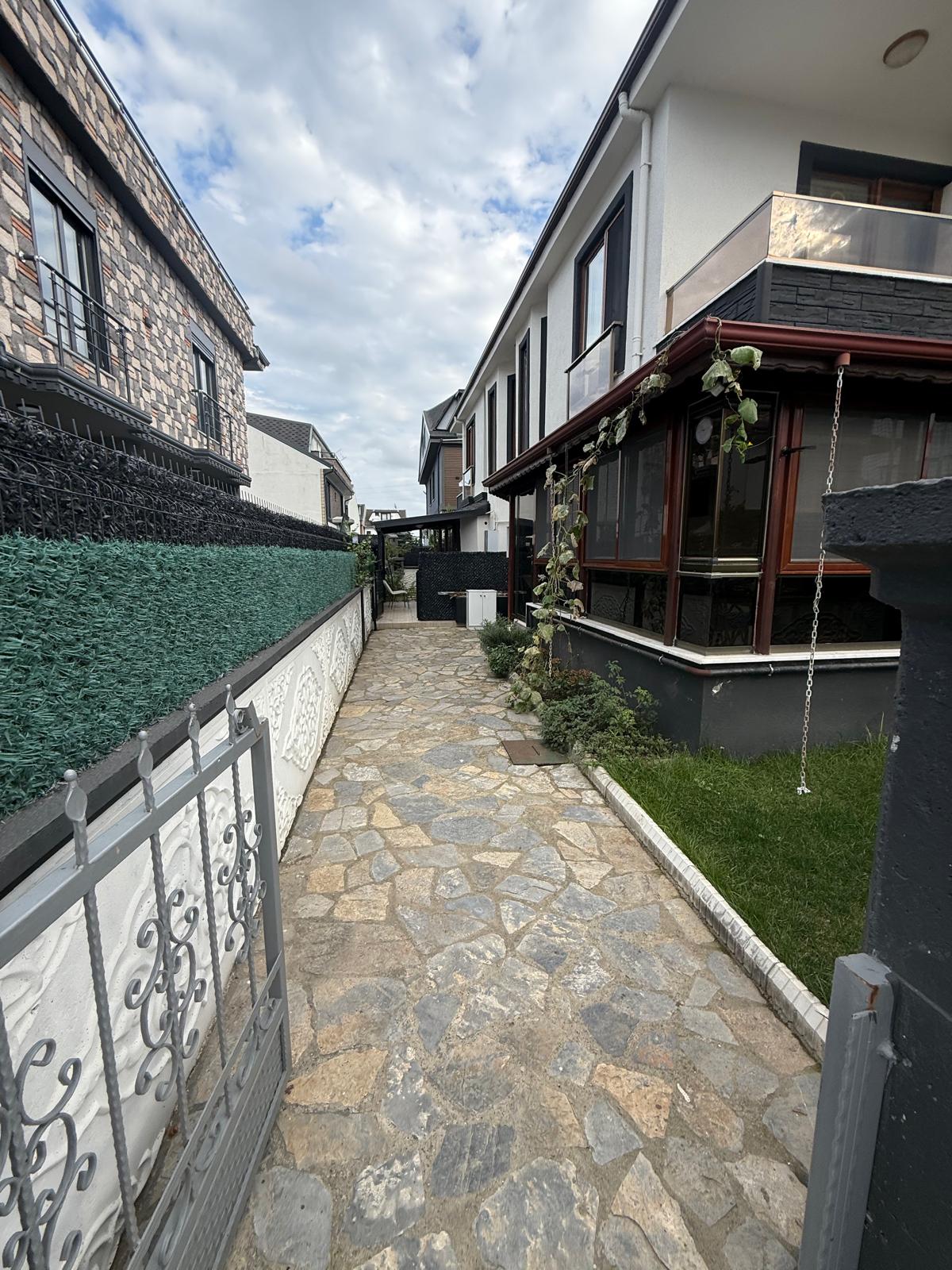 BAHÇE ALANLI, KOMBİ PETEK TAKILI 2+1 DUBLEKS VİLLA! KOCAALİ ALANDERE MH