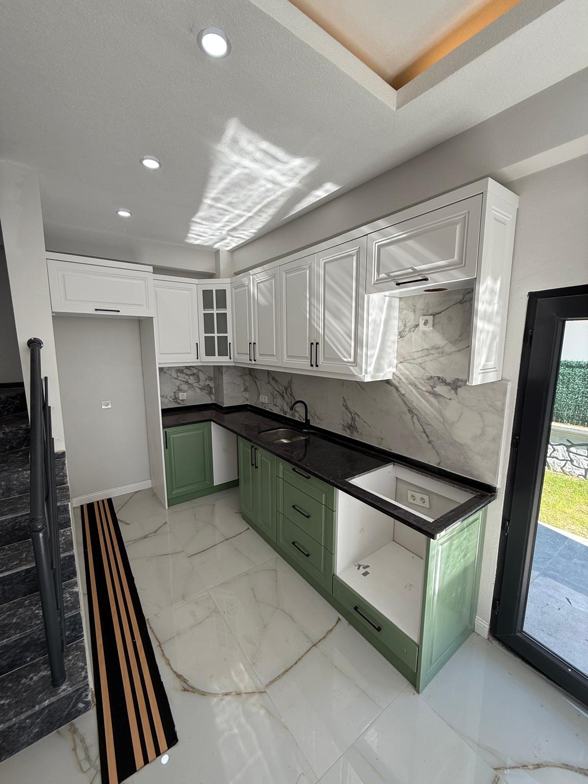 FİYAT/PERFORMANS, EBEVEYN BANYOLU, GENİŞ BAHÇE, YERDEN ISITMA, KOMPLE GRANİT ZEMİN 3+1 TRİPLEKS VİLLA! KOCAALİ ALANDERE MH