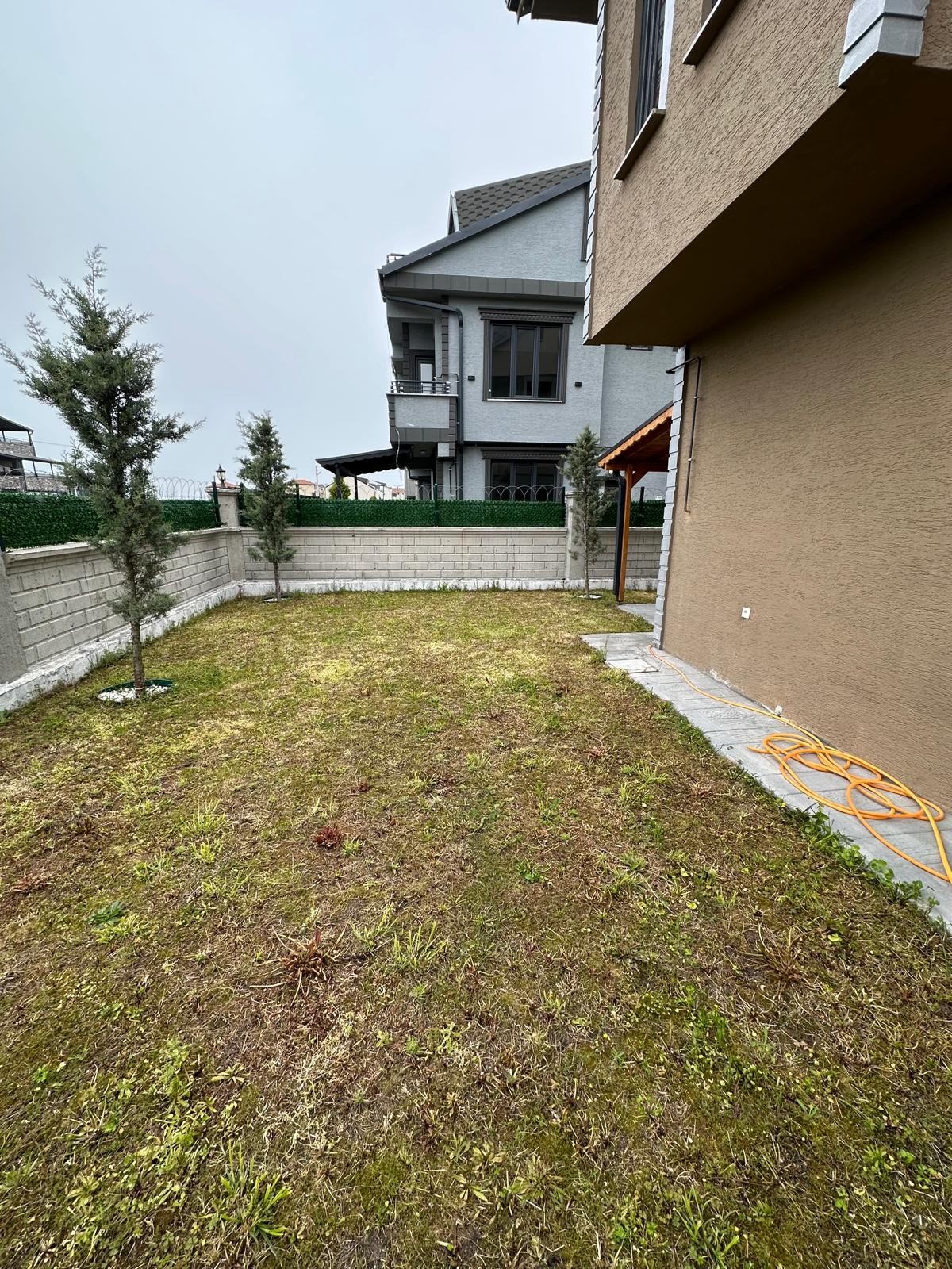 210m2 ARSA İÇİNDE, İLÇEMİZİN EN UYGUN FİYATLI, ULTRA GENİŞ BAHÇELİ, KENDİNE GARAJLI 4+1 MÜSTAKİL TRİPLEKS VİLLASI! KOCAALİ ALANDERE MH