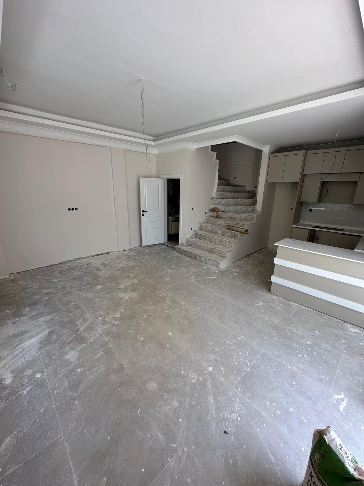 ALAÇATI TAŞ KONSEPT, HAVUZLU, MERKEZ PLAJ, YERDEN ISITMA, ARKA CEPHE 3+1 TRİPLEKS VİLLA! KOCAALİ YALI MH