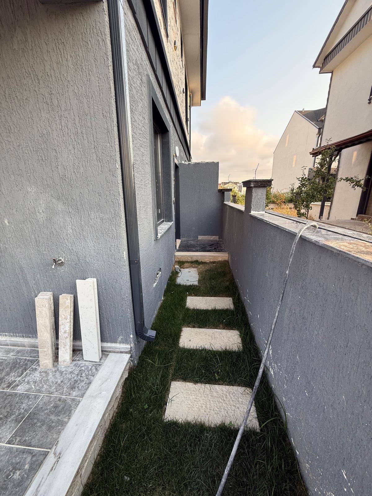 ÖN CEPHE, MÜSTAKİL GİRİŞ-BAHÇE, EBEVEYN BANYO 3+1 TRİPLEKS VİLLA! KOCAALİ ALANDERE MH
