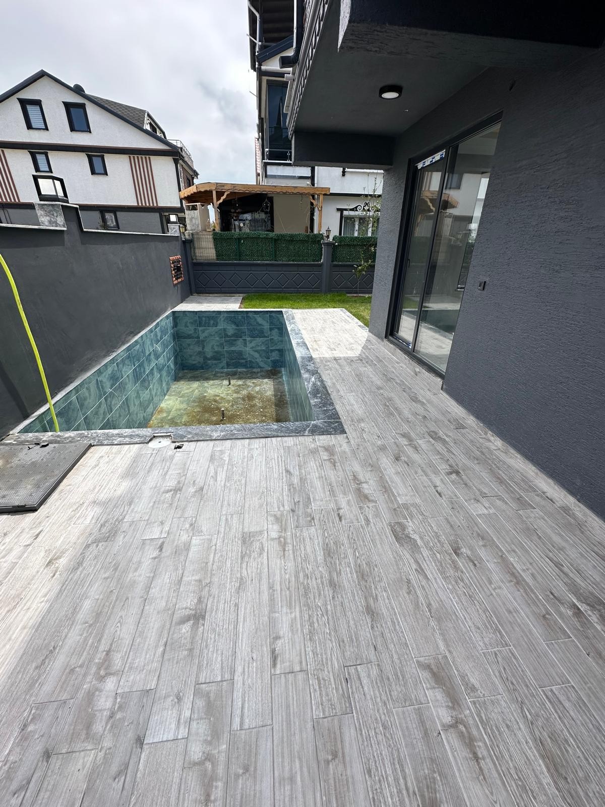 HAVUZLU, LÜKS DİZAYN, DENİZE 50M, TAŞ KONSEPT, EBEVEYN BANYOLU 3+1 TRİPLEKS VİLLA! KOCAALİ ALANDERE MH 