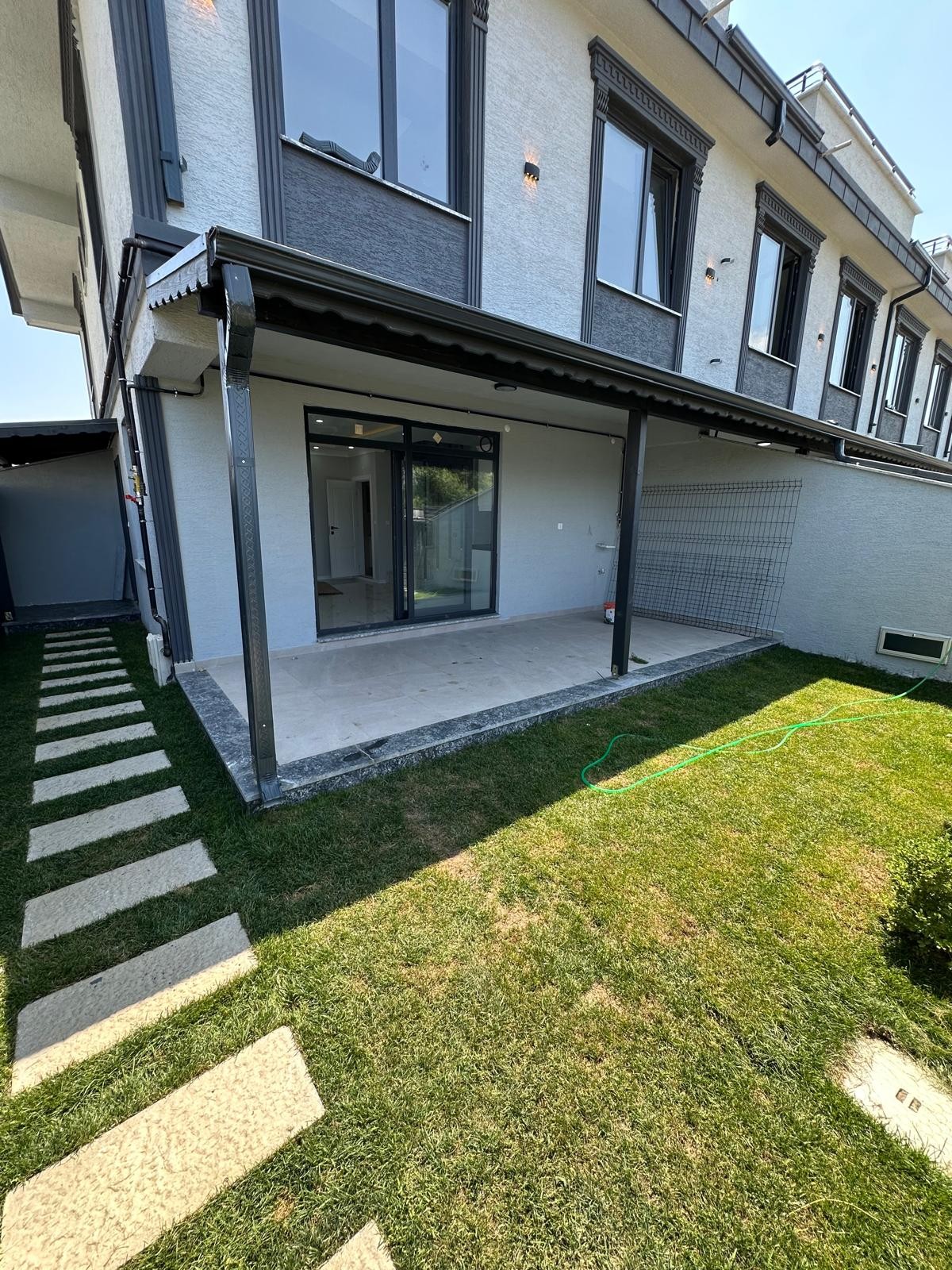 ÖN CEPHE, BAĞIMSIZ MÜSTAKİL GİRİŞ, VERANDALI, YERDEN ISITMA  3+1 TRİPLEKS VİLLA! KOCAALİ ALANDERE MH