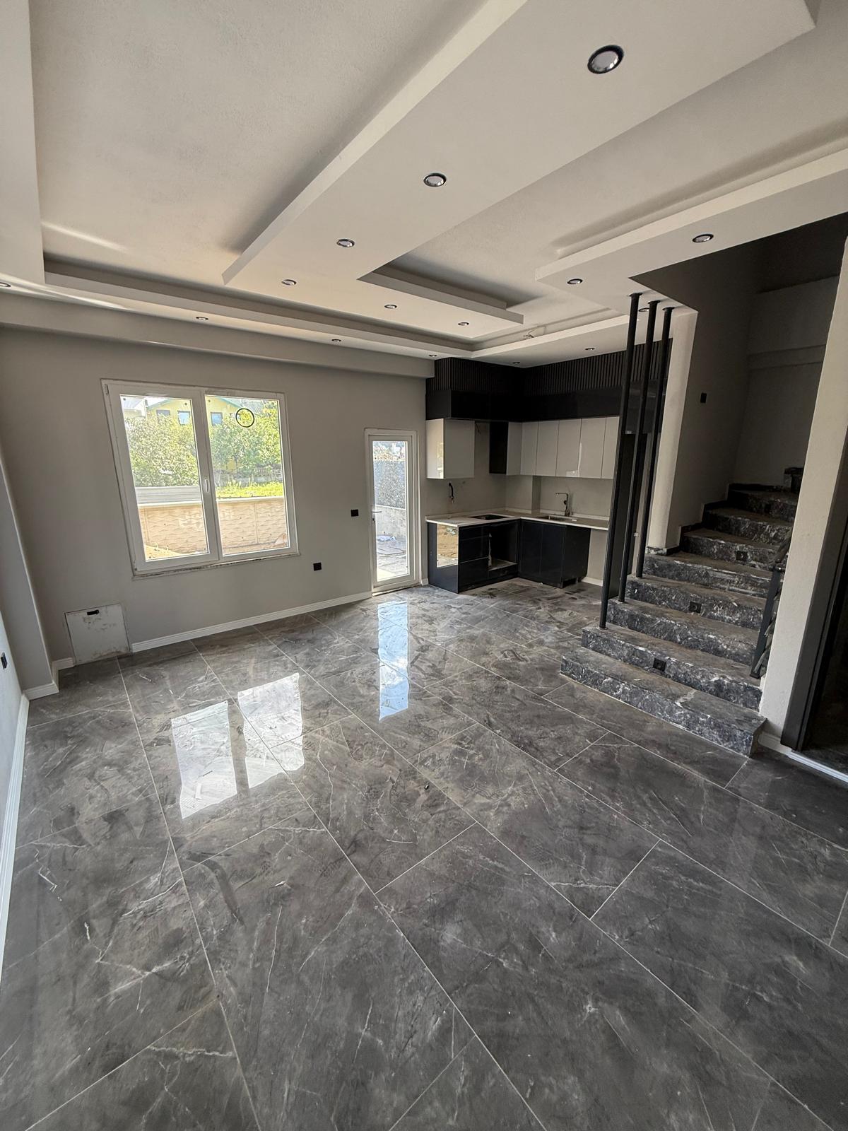 ÖN CEPHE, GENİŞ BİNA-BAHÇE ALANLI, LÜKS DİZAYN, YERDEN ISITMA 3+1 TRİPLEKS VİLLA! KOCAALİ ALANDERE MH