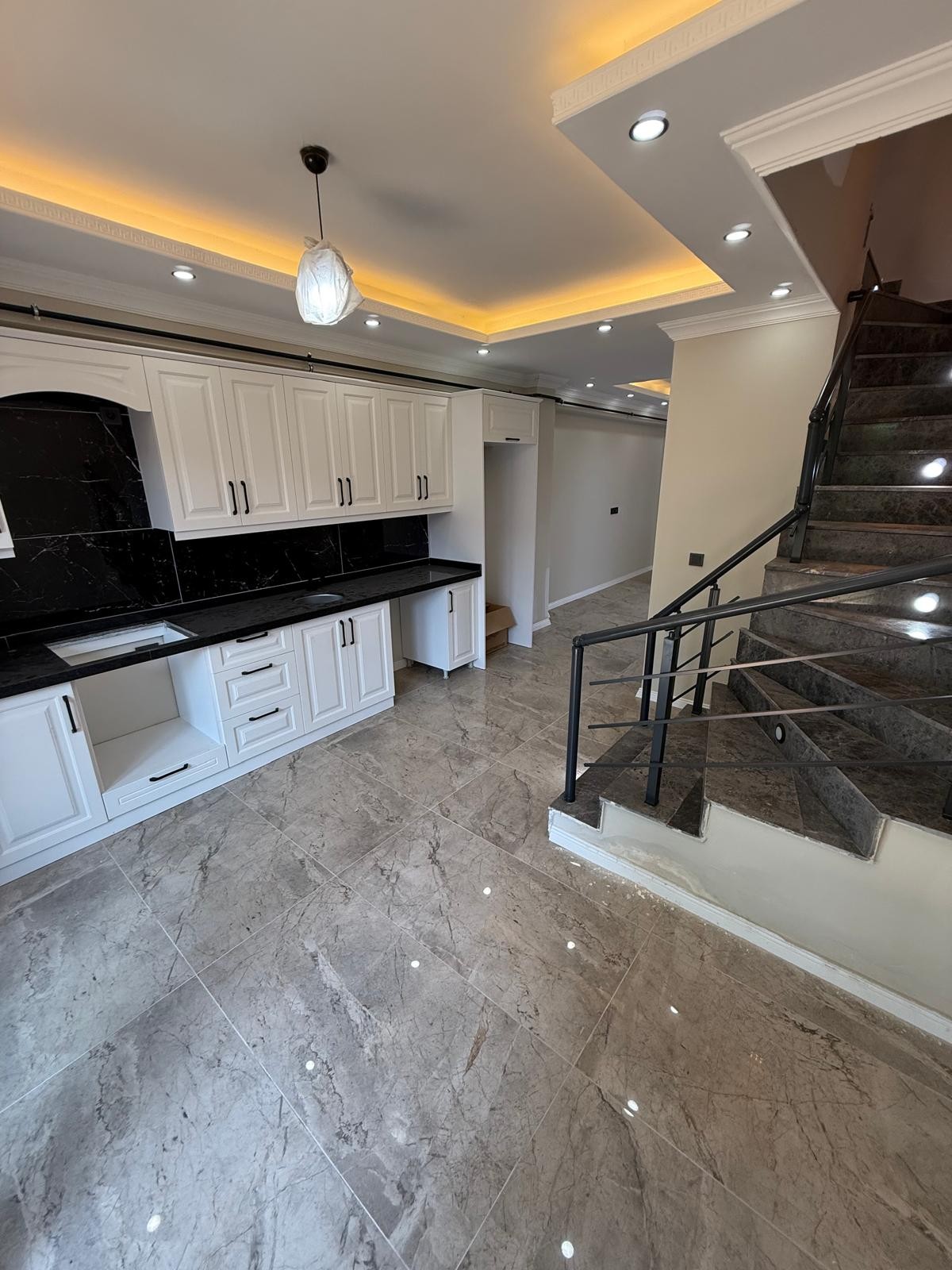 PLAJA 300METRE, YERDEN ISITMA, GENİŞ BİNA ALANLI, ÇİFT BAHÇE 4+1 TRİPLEKS VİLLA! KOCAALİ ALANDERE MH
