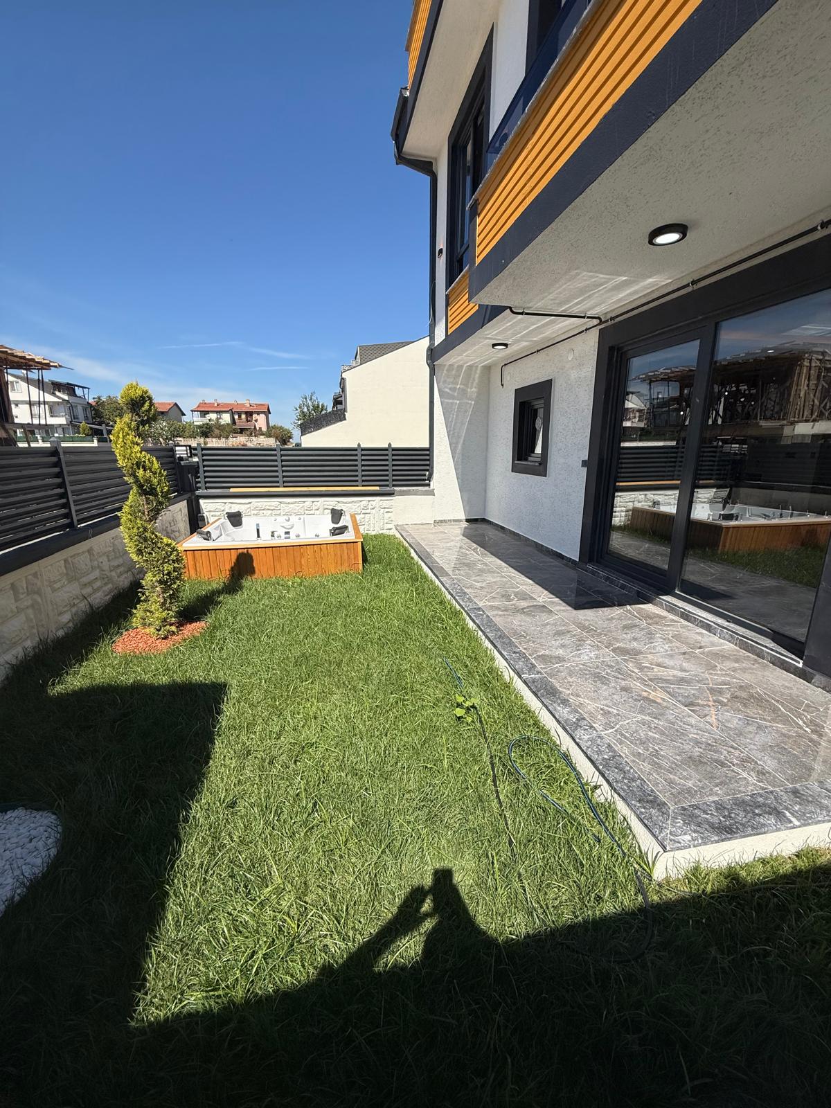 BAHÇE VE TERAS JAKUZİLİ, ÖN CEPHE, LÜKS DİZAYN, GENİŞ BAHÇE-BİNA KULLANIM ALANLI 3+1 TRİPLEKS VİLLA! KOCAALİ ALANDERE MH