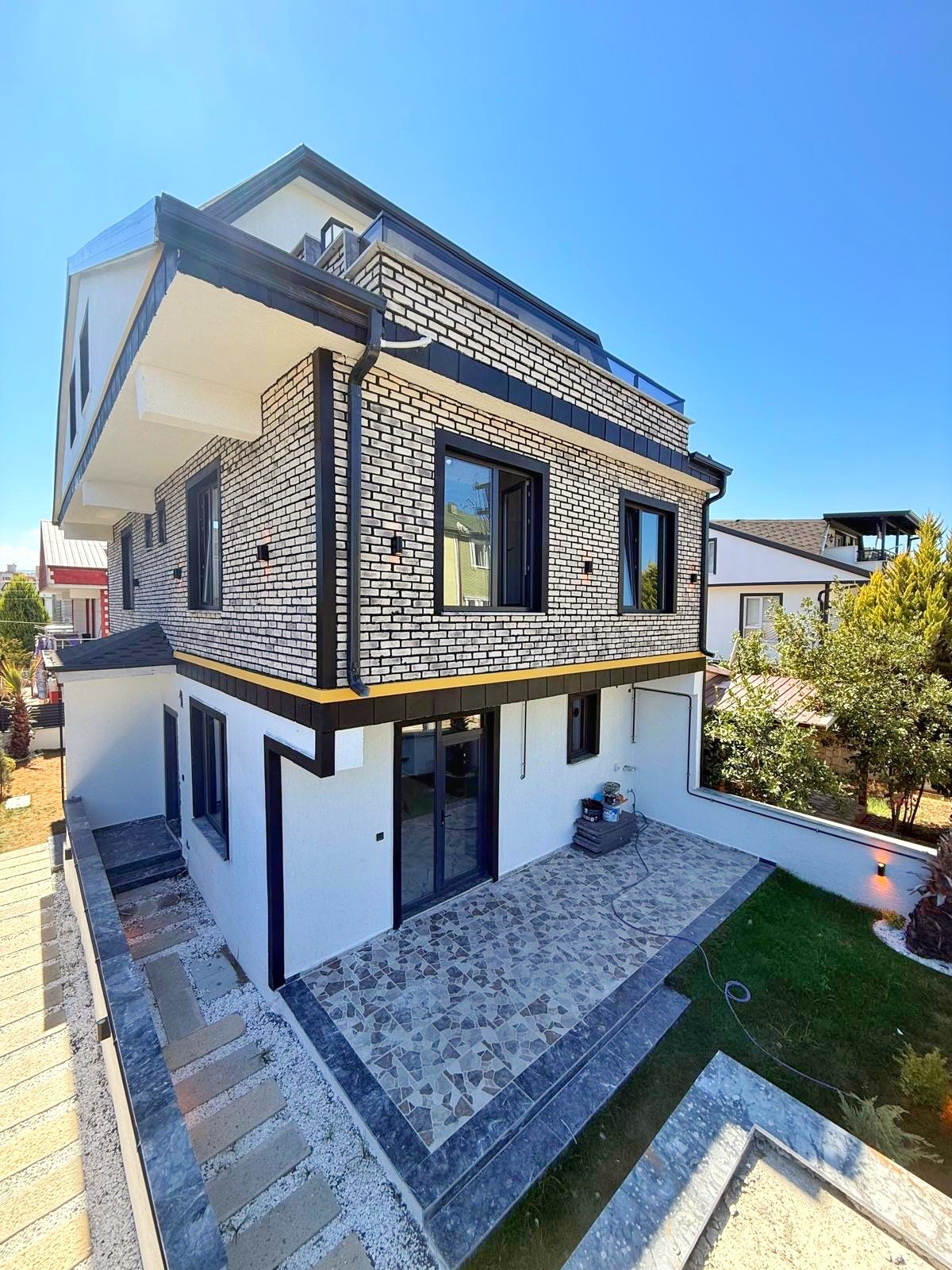 ÖN CEPHE, LÜKS DİZAYN, MERKEZ PLAJ, YERDEN ISITMA, PLAJA 200METRE 3+1 TRİPLEKS VİLLA! KOCAALİ YALI MH
