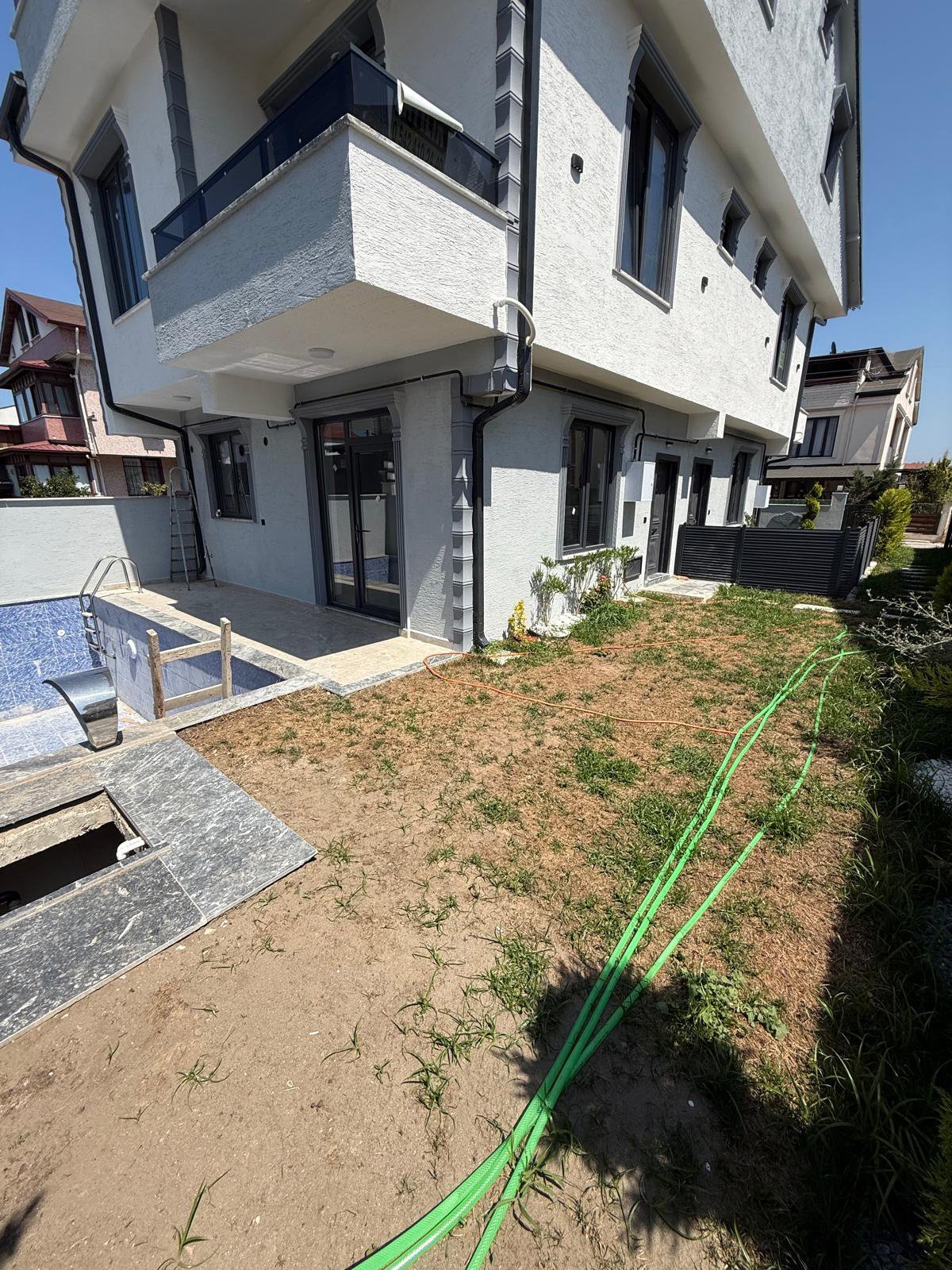 GENİŞ BAHÇE-BİNA KULLANIM ALANLI, HAVUZLU, MERKEZ PLAJ, PLAJA 80METRE, ARKA CEPHE 4+1 TRİPLEKS VİLLA! KOCAALİ YAYLA MH