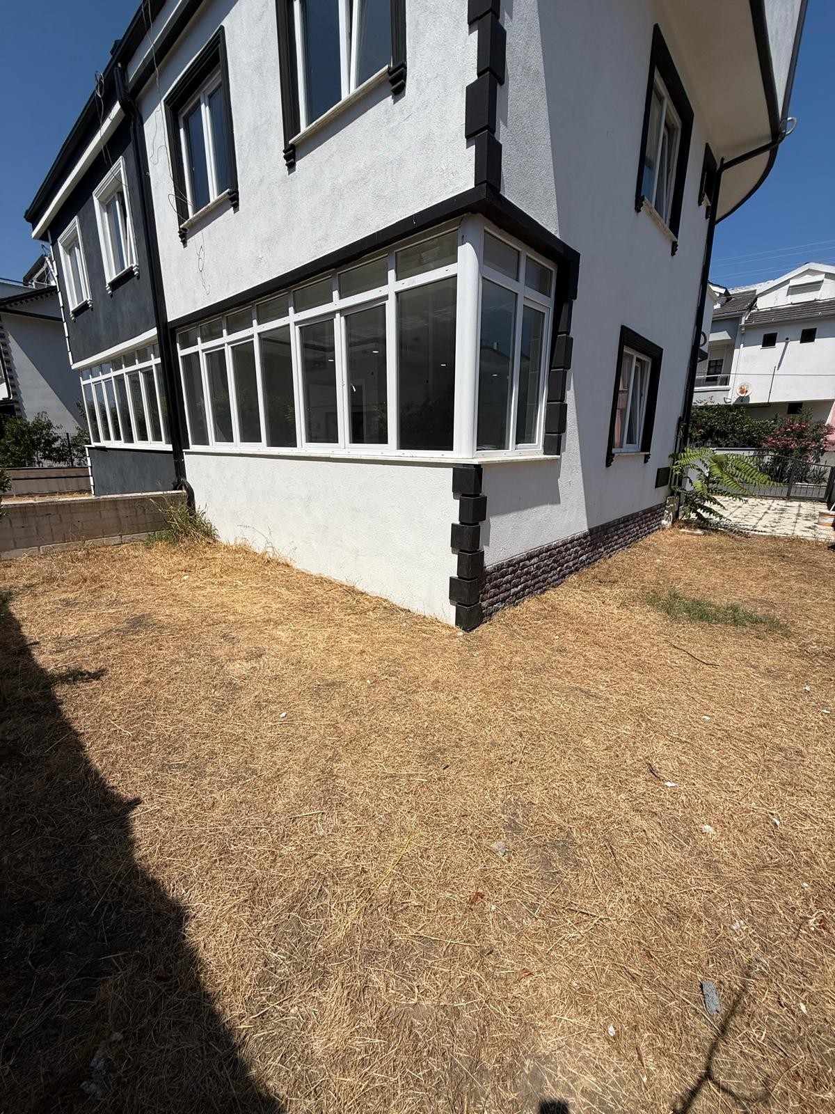 162m2 ARSA İÇİNDE TAM BAĞIMSIZ MÜSTAKİL! PLAJA 100METRE, KENDİNE GARAJLI, AYRI MUTFAK 4+1 TRİPLEKS VİLLA! KOCAALİ YALI MH