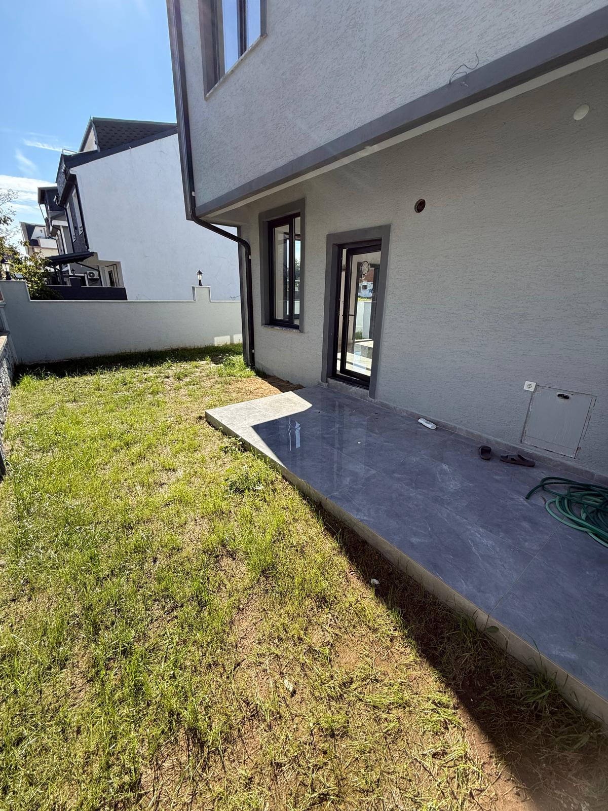 FİYAT/PERFORMANS, EBEVEYN BANYOLU, GENİŞ BAHÇE, YERDEN ISITMA, KOMPLE GRANİT ZEMİN 3+1 TRİPLEKS VİLLA! KOCAALİ ALANDERE MH