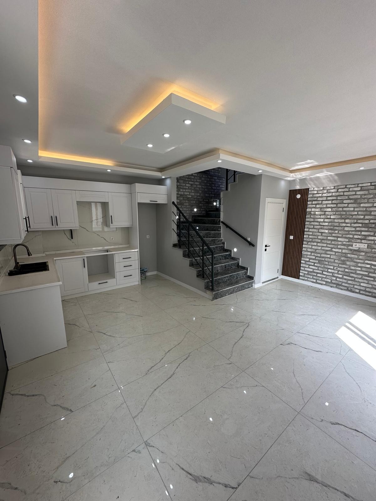 EBEVEYN BANYOLU, KOMPLE GRANİT ZEMİN, YERDEN ISITMA 3+1 TRİPLEKS VİLLA! KOCAALİ ALANDERE MH