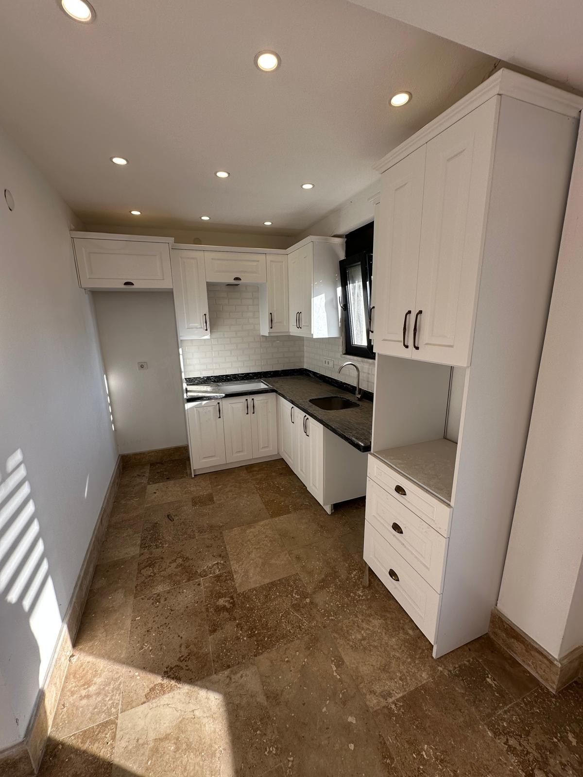 PANJURLU, VERANDALI, OTURUMA HAZIR, EBEVEYN BANYO 3+1 TRİPLEKS VİLLA! KOCAALİ YALI MH