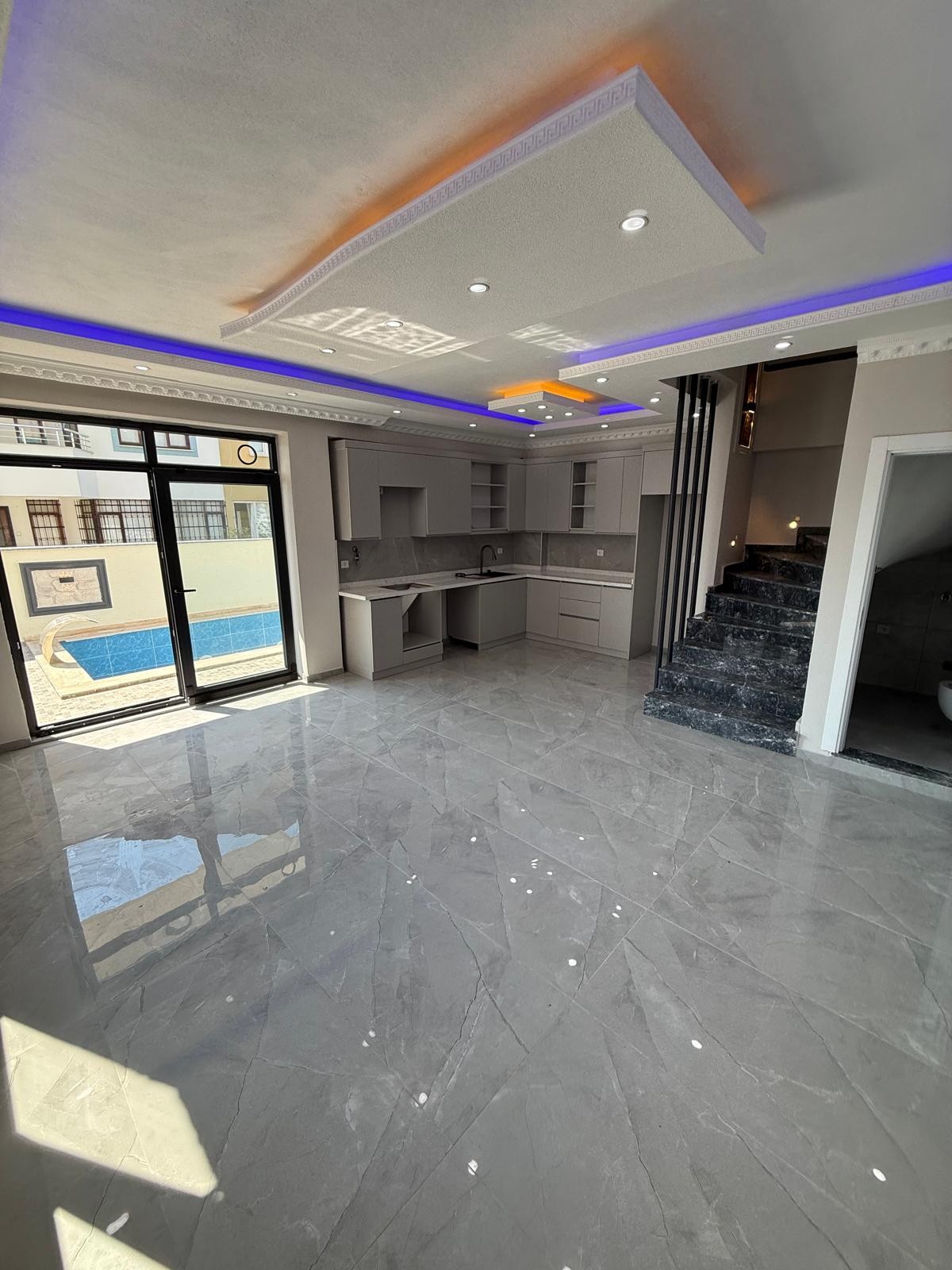 KAPANMAZ DENİZ MANZARALI, PLAJA 30METRE, ALAÇATI TAŞ KONSEPT, ARKA CEPHE, HAVUZLU 4+1 TRİPLEKS VİLLA! KOCAALİ ALANDERE MH