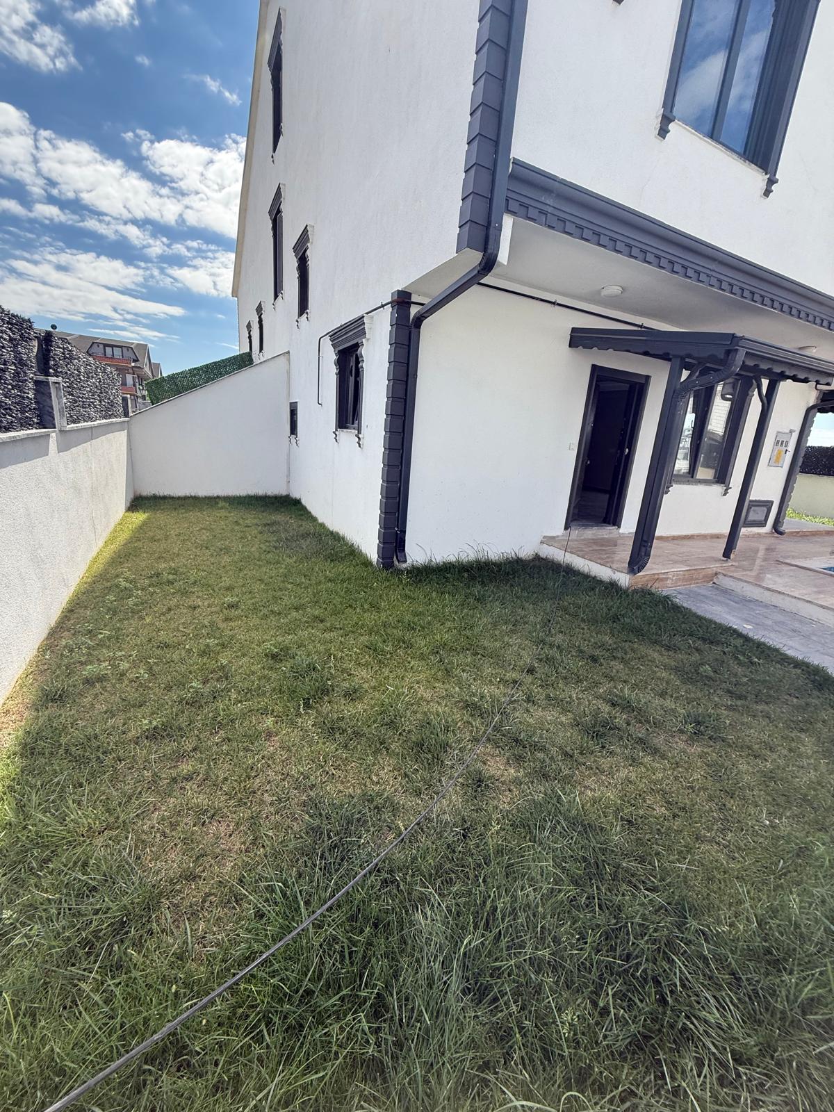 ULTRA GENİŞ BAHÇE, HAVUZLU, KÖŞE PARSEL, MERKEZ PLAJ 3+1 TRİPLEKS VİLLA! KOCAALİ YAYLA MH