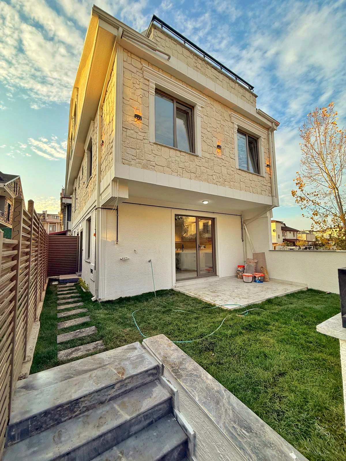 MERKEZ PLAJ, FIRSAT FİYAT, ÖN CEPHE, LÜKS DİZAYN, ALAÇATI TAŞ KONSEPT, EBEVEYN BANYO 3+1 TRİPLEKS VİLLA! KOCAALİ YALI MH