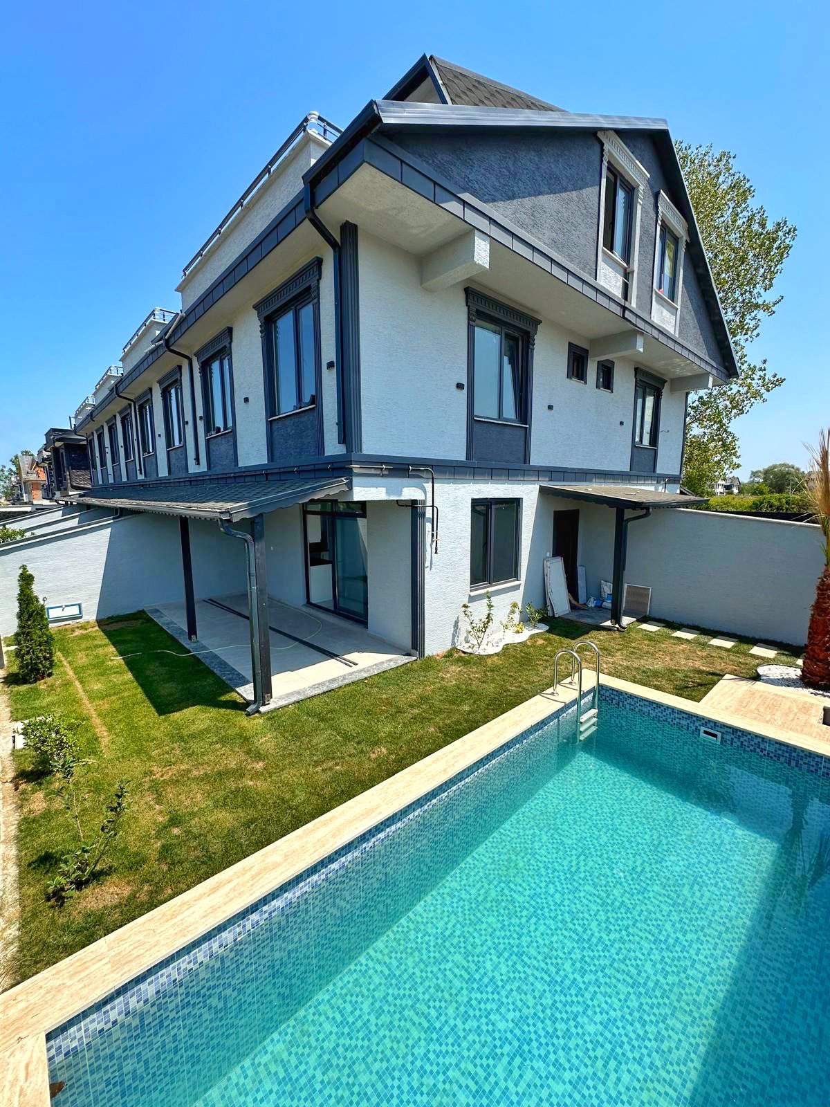 KÖŞE PARSEL, HAVUZLU, GENİŞ BAHÇE ALANLI, YERDEN ISITMA 3+1 TRİPLEKS VİLLA! KOCAALİ ALANDERE MH