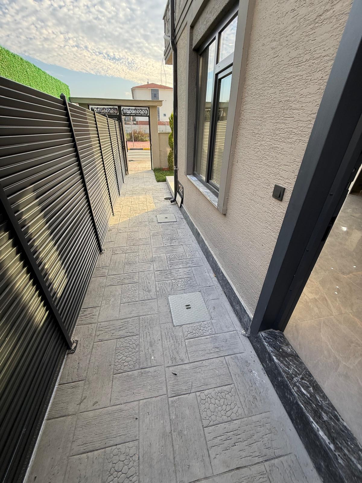 MERKEZ PLAJ, ÖN CEPHE, LÜKS DİZAYN, 105m2 KENDİNE AİT ARSASI, EBEVEYN BANYO 3+1 TRİPLEKS VİLLA! KOCAALİ YALI MH