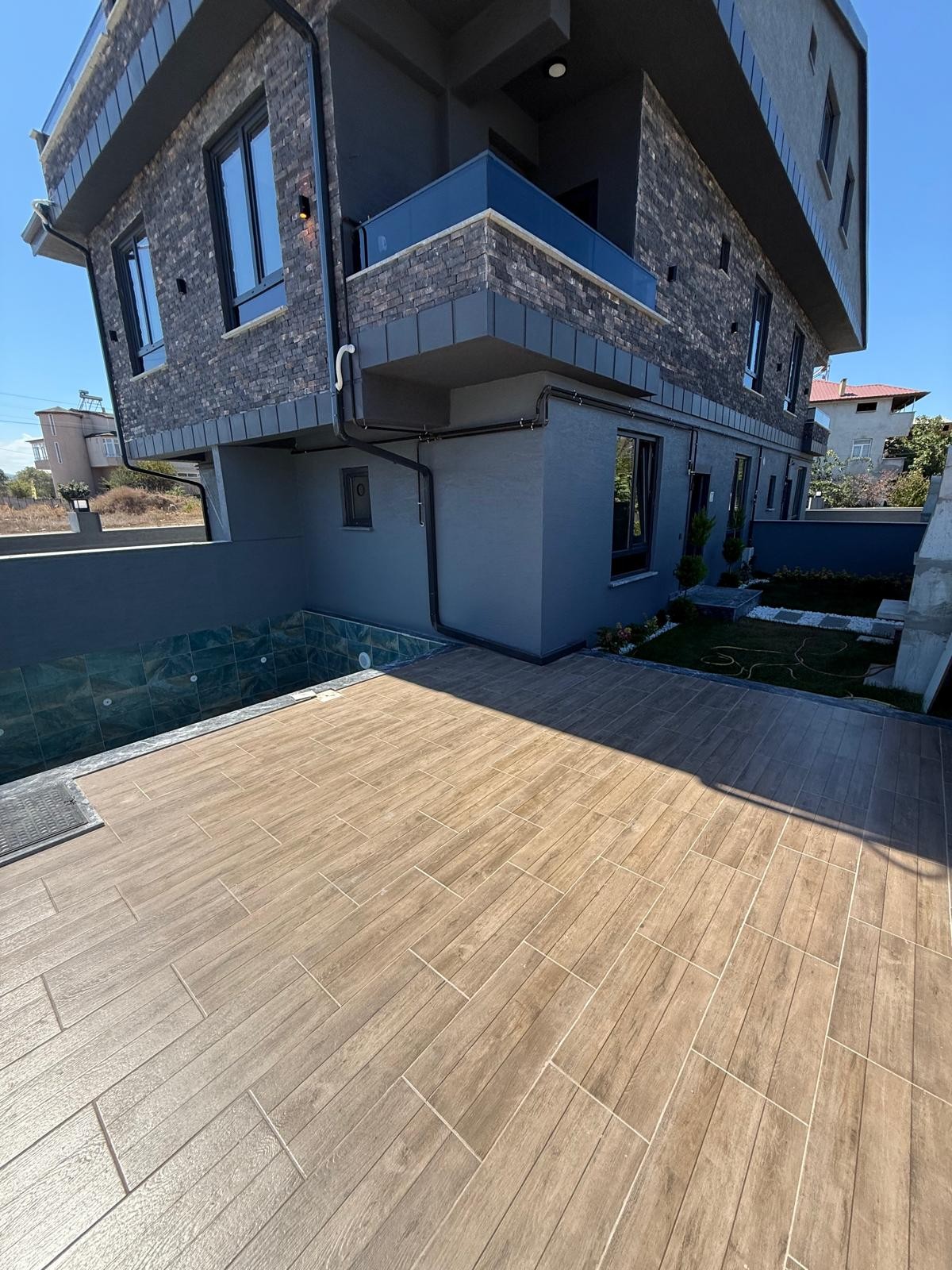 KÖŞE PARSEL, HAVUZLU, GENİŞ BAHÇE ALANLI, YERDEN ISITMA, KOMPLE GRANİT ZEMİN 4+1 TRİPLEKS VİLLA! KOCAALİ ALANDERE MH