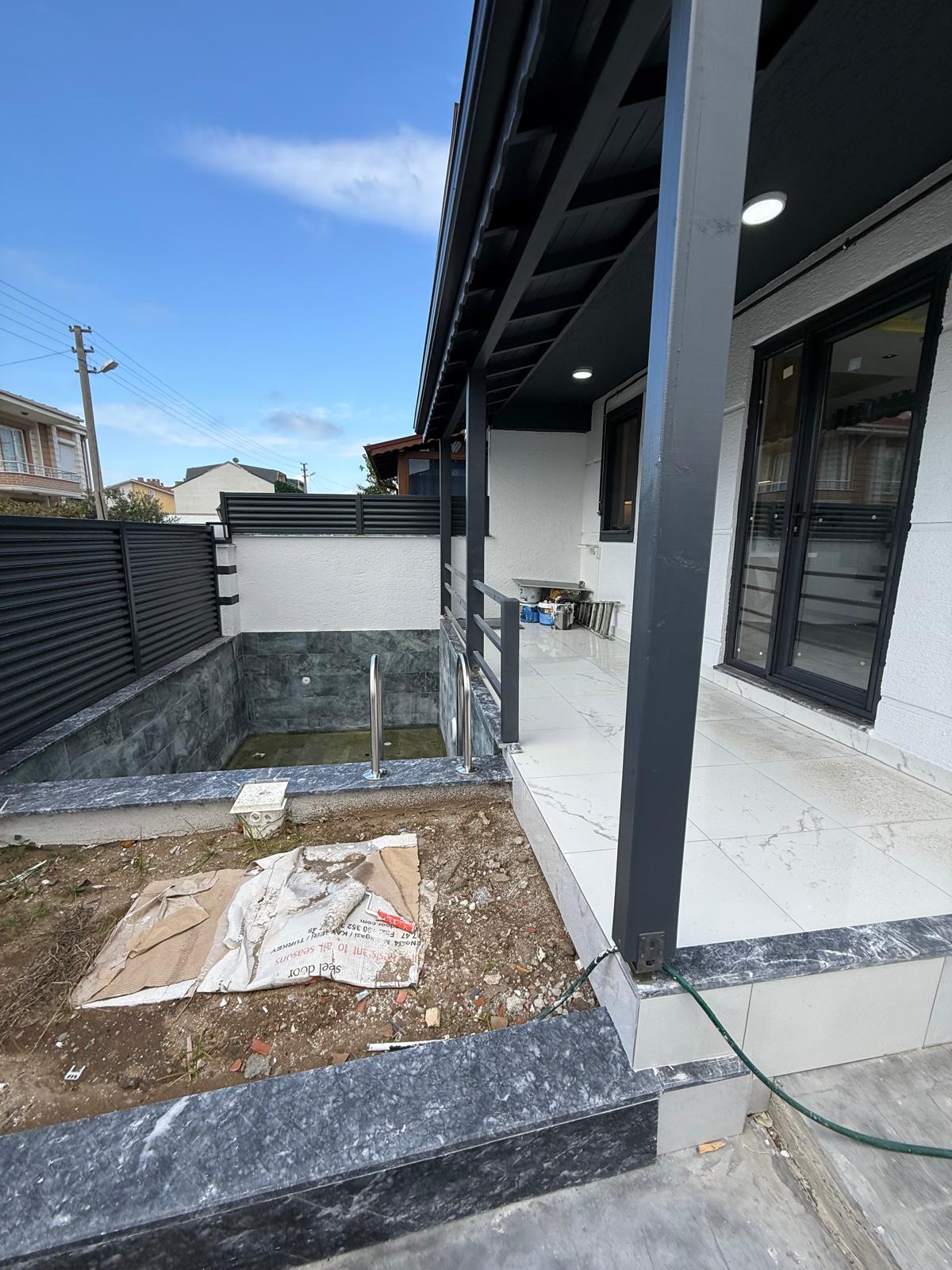 HAVUZLU, LÜKS DİZAYN, PLAJA 110METRE, ÖN-ARKA CEPHE SEÇENEKLİ 3+1 TRİPLEKS VİLLA! KOCAALİ ALANDERE MH