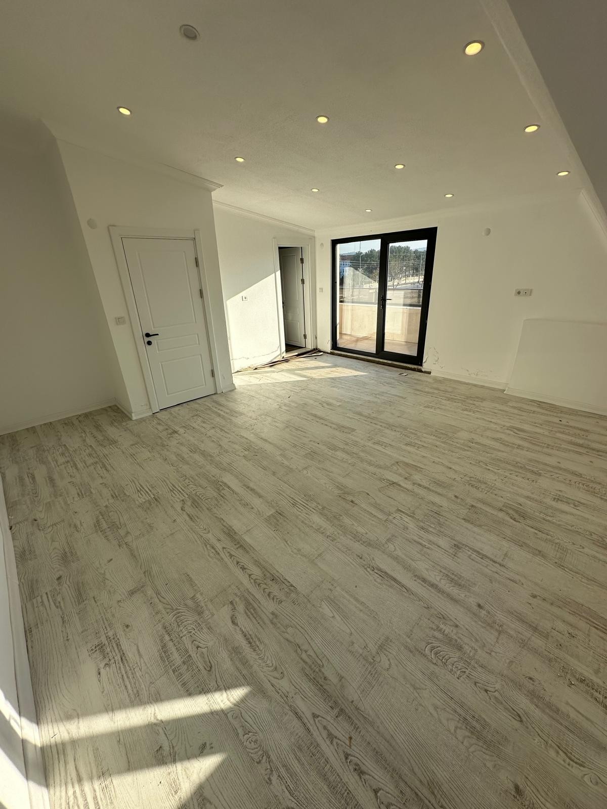 PANJURLU, VERANDALI, OTURUMA HAZIR, EBEVEYN BANYO 3+1 TRİPLEKS VİLLA! KOCAALİ YALI MH