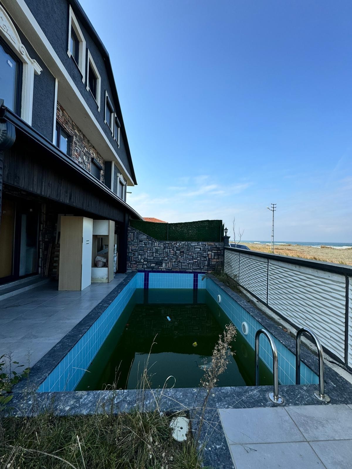 DENİZE SIFIR, 376M2 ARSA İÇİNDE, KÖŞE PARSEL 5+1 TRİPLEKS VİLLA! KOCAALİ ALANDERE MH