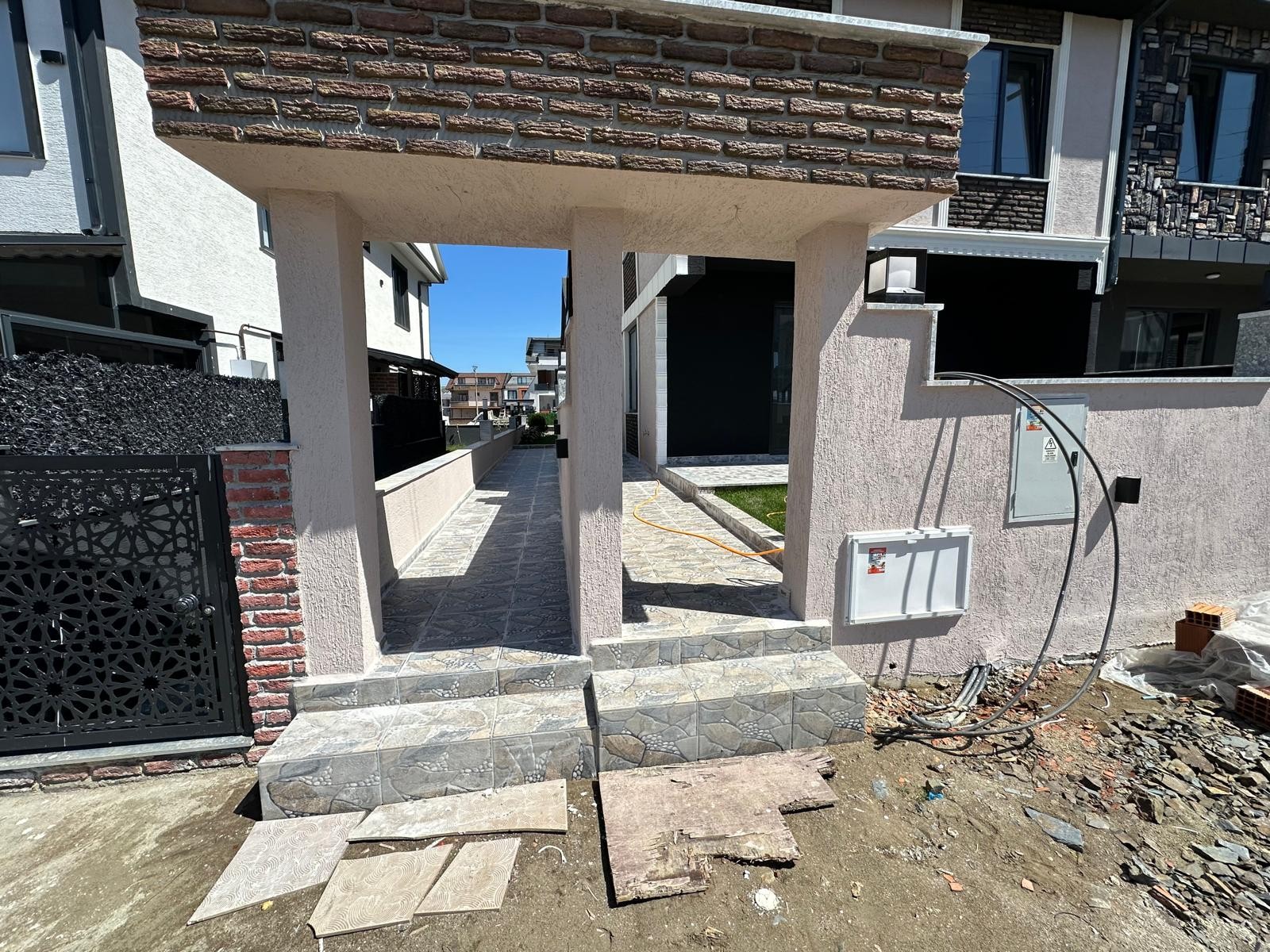 EBEVEYN BANYOLU, ÖN-ARKA CEPHE SEÇENEKLİ(ÖN), KOMPLE GRANİT ZEMİN, YERDEN ISITMA 3+1 TRİPLEKS VİLLA! KOCAALİ ALANDERE MH