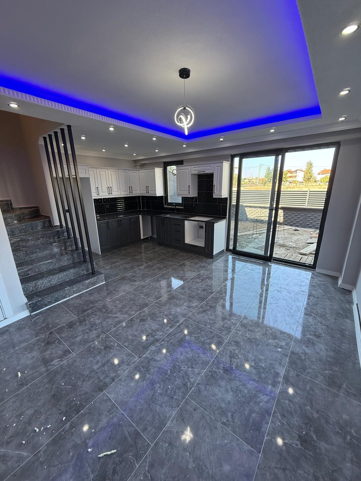 EMSALSİZ FIRSAT FİYATLI, MERKEZ PLAJ, HAVUZLU, ÖN CEPHE, LÜKS DİZAYN, PLAJA 225METRE 3+1 TRİPLEKS VİLLA! KOCAALİ YAYLA MH