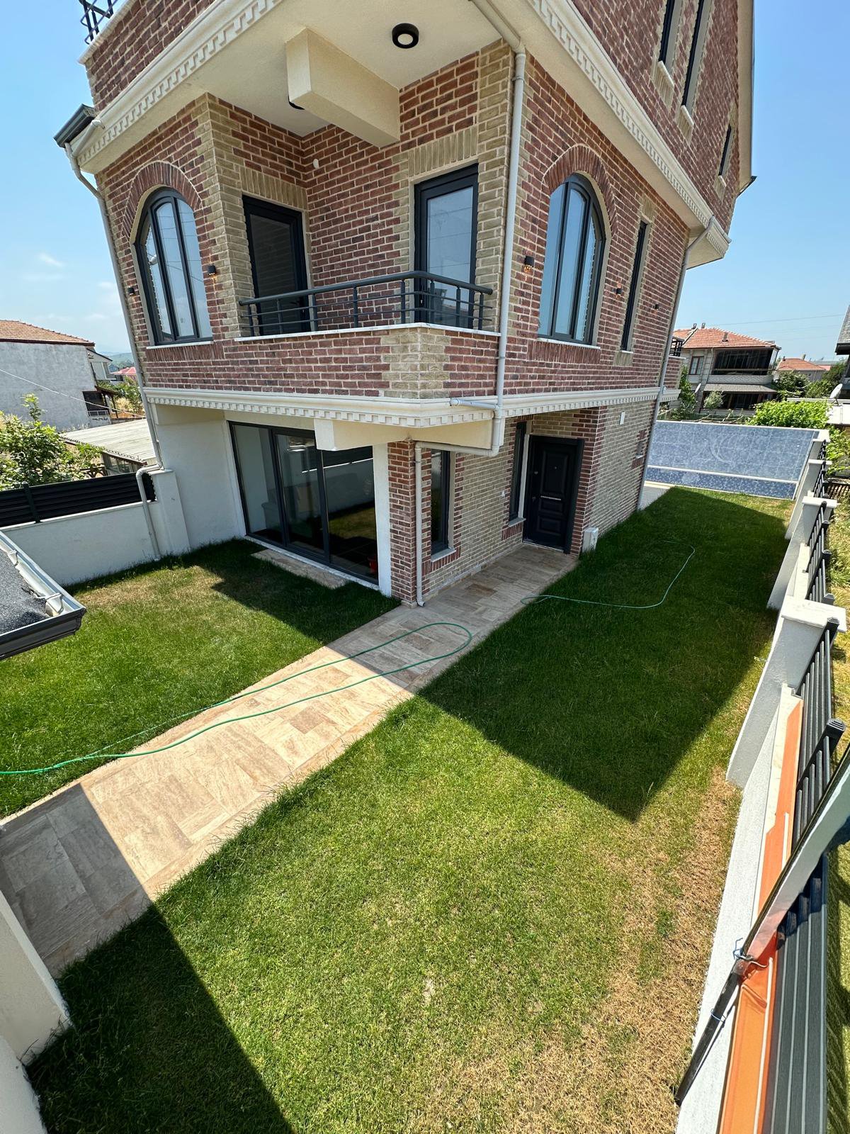177m2 ARSA İÇİNDE TAM BAĞIMSIZ MÜSTAKİL, HER KAT DENİZ MANZARALI(3.PARSEL), JAKUZİLİ, ULTRA GENİŞ BAHÇE 4+1 TRİPLEKS VİLLA! KOCAALİ ALANDERE MH
