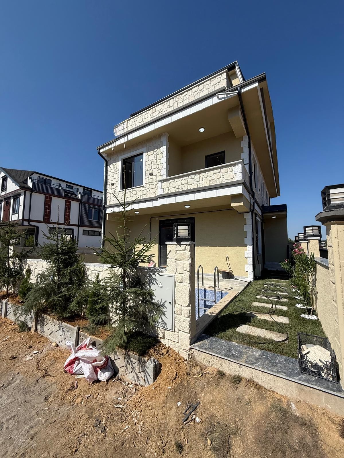 HAVUZLU, ALAÇATI TAŞ KONSEPT, ÖN-ARKA CEPHE SEÇENEKLİ, ÖN CEPHE 4+1 TRİPLEKS VİLLA! KOCAALİ ALANDERE MH