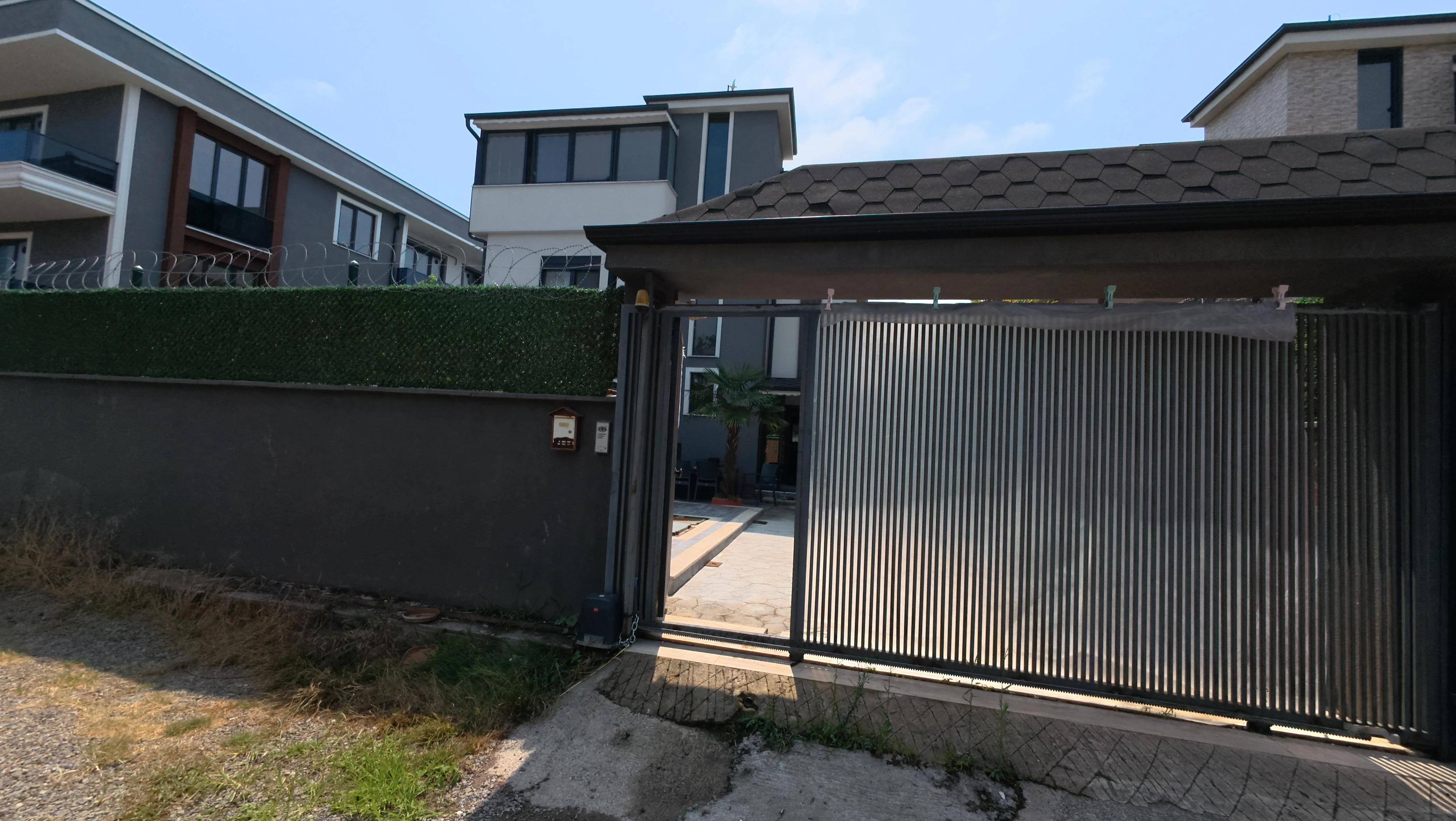 300m2 ARSA İÇİNDE TAM BAĞIMSIZ MÜSTAKİL! HAVUZLU, JAKUZİLİ, ULTRA GENİŞ BAHÇE, KENDİNE GARAJLI 4+1 TRİPLEKS VİLLA! KOCAALİ YALI MH