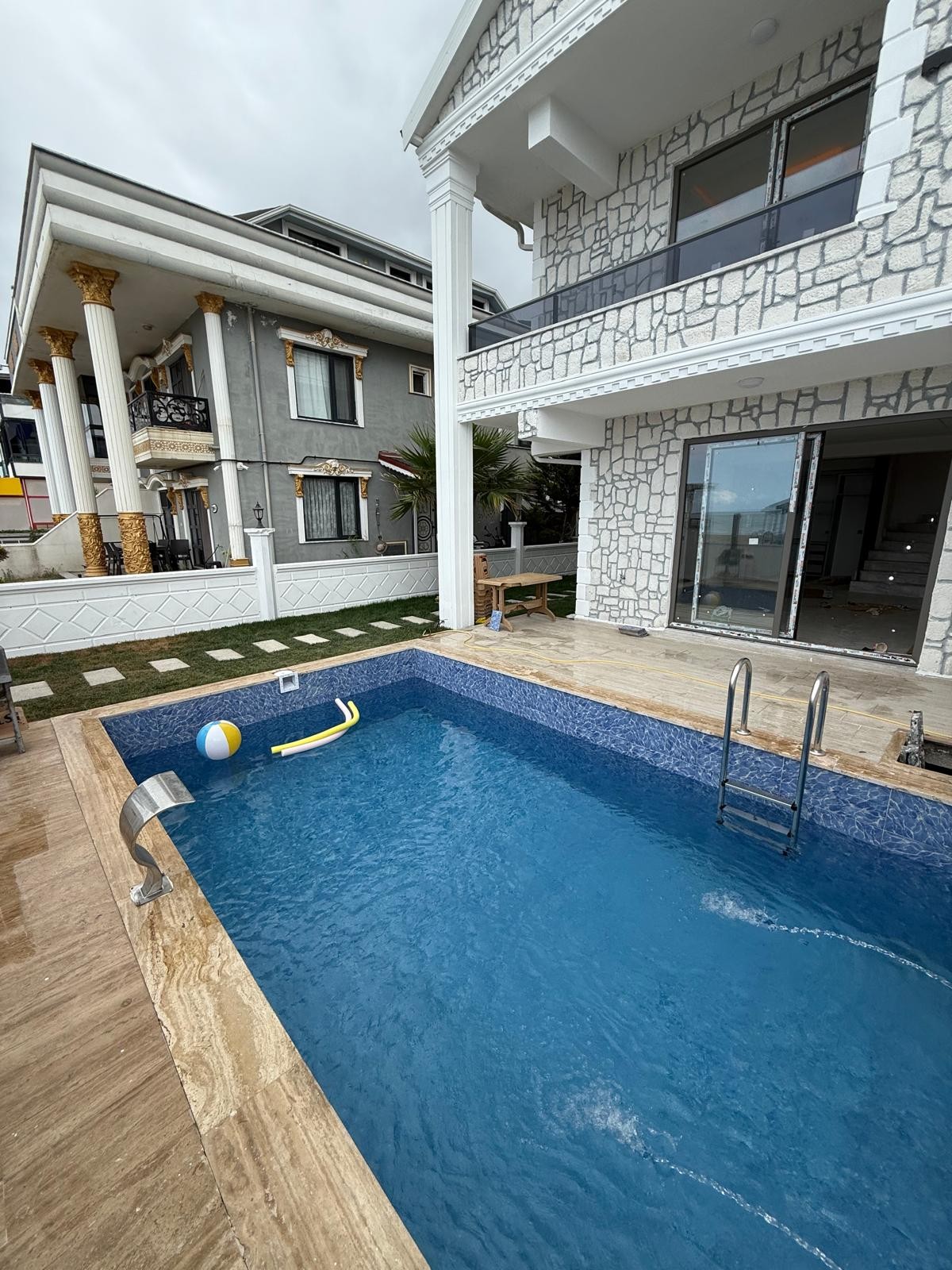DENİZE SIFIR, ALAÇATI TAŞ KONSEPT, EBEVEYN BANYOLU, HAVUZLU, YERDEN ISITMA 4+1 TRİPLEKS VİLLA! KOCAALİ ALANDERE MH