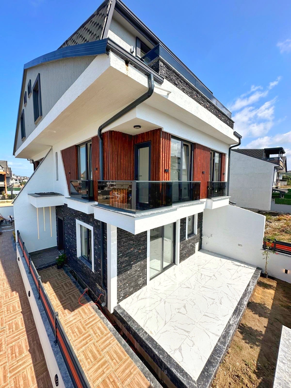 LÜKS DİZAYN, EBEVEYN BANYOLU, YERDEN ISITMA, ÖN CEPHE 4+1 TRİPLEKS VİLLA! KOCAALİ ALANDERE MH