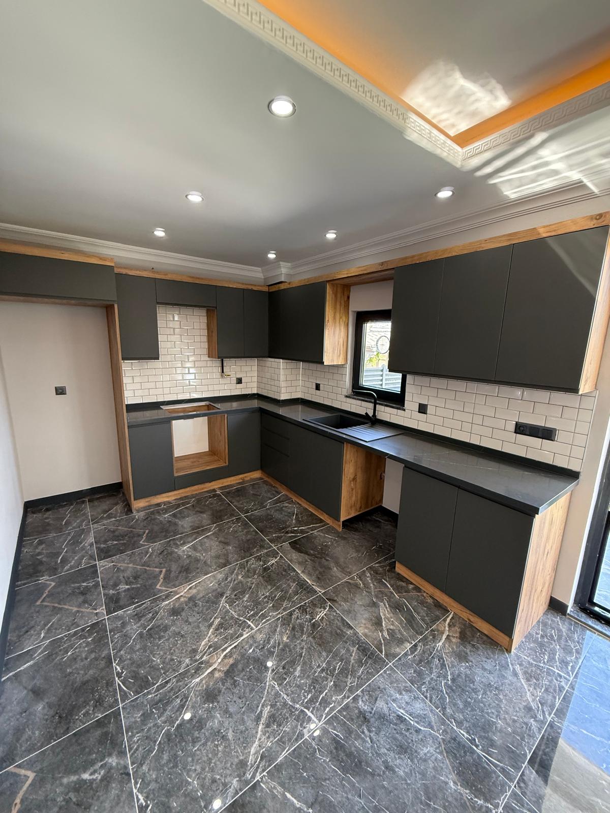 BAHÇE VE TERAS JAKUZİLİ, LÜKS DİZAYN, GENİŞ BAHÇE-BİNA KULLANIM ALANLI 3+1 TRİPLEKS VİLLA! KOCAALİ ALANDERE MH