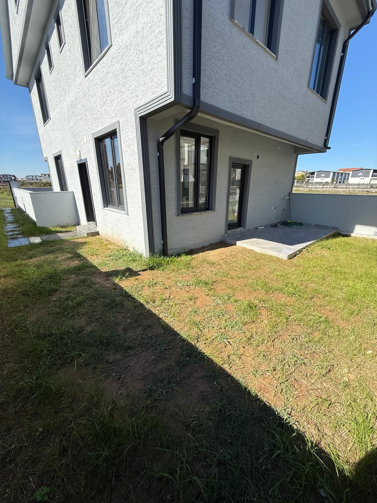 FİYAT/PERFORMANS, EBEVEYN BANYOLU, GENİŞ BAHÇE, YERDEN ISITMA, KOMPLE GRANİT ZEMİN 3+1 TRİPLEKS VİLLA! KOCAALİ ALANDERE MH