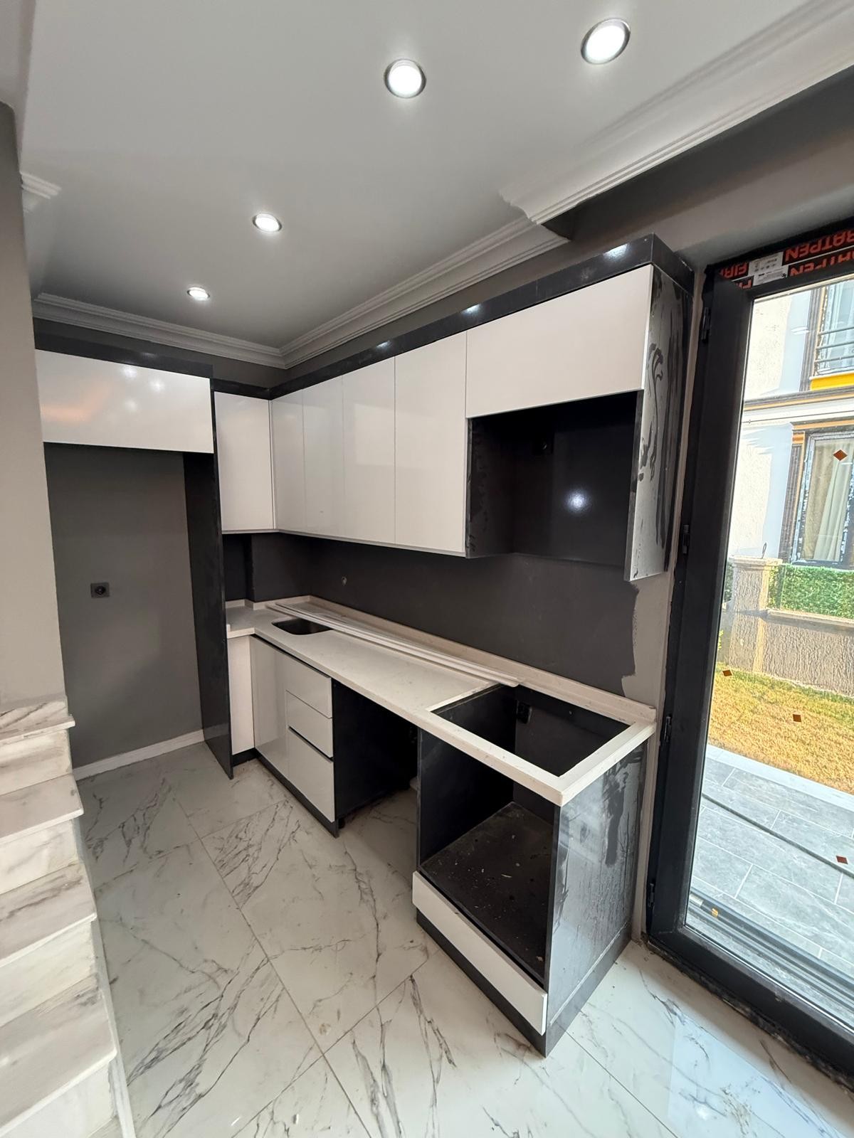 ARKA CEPHE, MÜSTAKİL GİRİŞ-BAHÇE, EBEVEYN BANYO 3+1 TRİPLEKS VİLLA! KOCAALİ ALANDERE MH