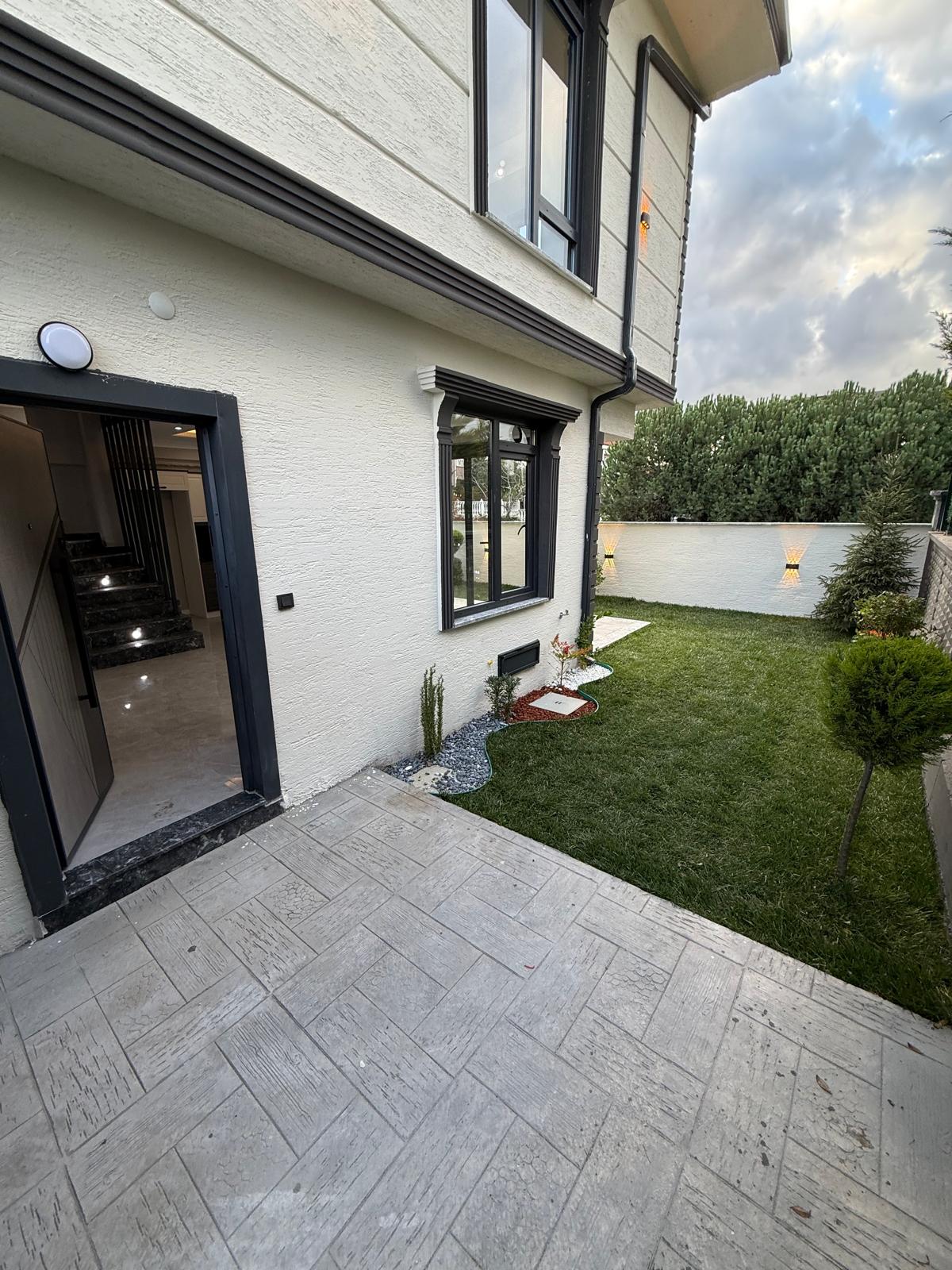 ARKA CEPHE, DENİZ MANZARALI TERAS, LÜKS DİZAYN, YERDEN ISITMA, EBEVEYN BANYOLU 3+1 TRİPLEKS VİLLA! KOCAALİ ALANDERE MH