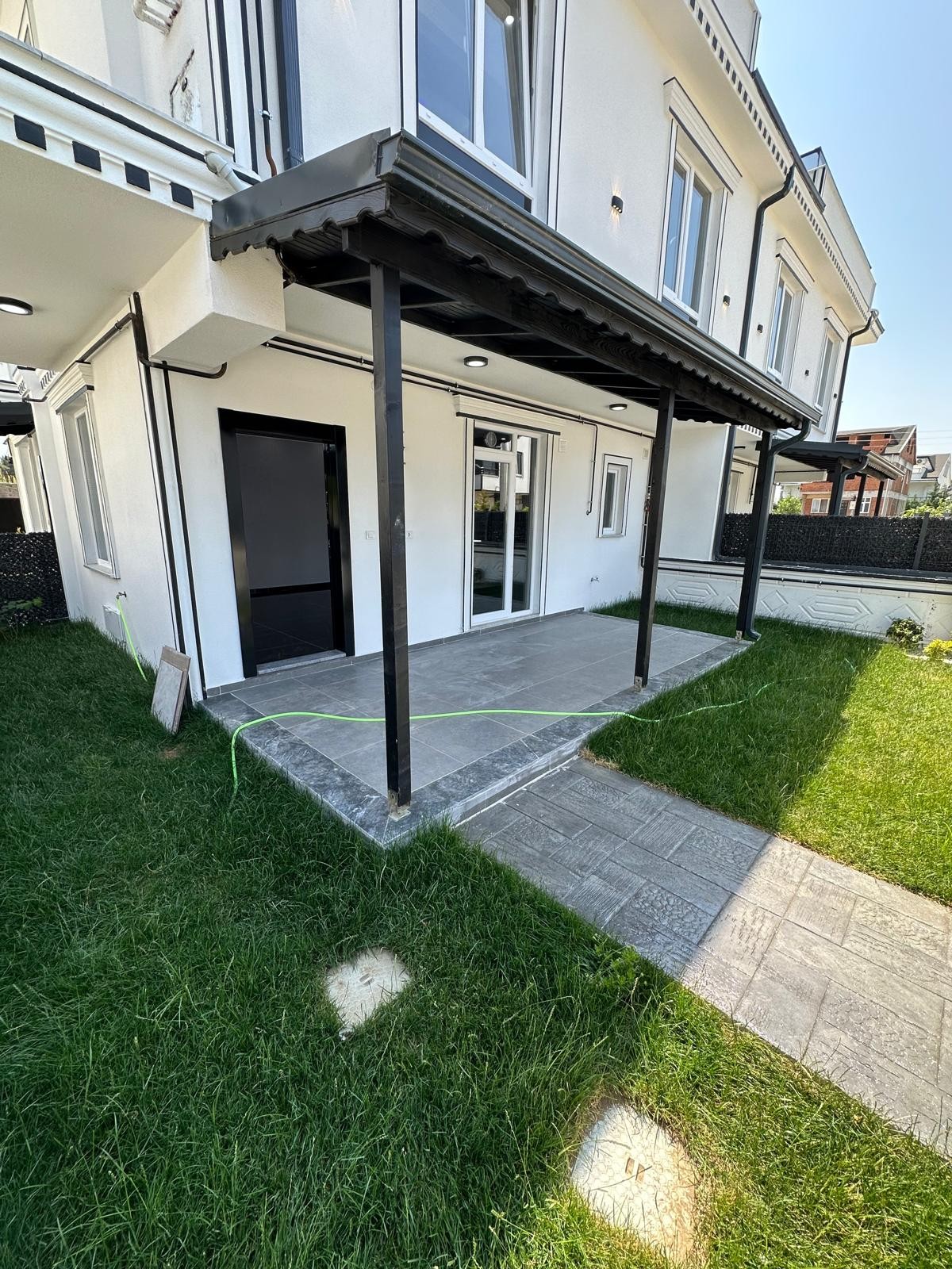 ÖN CEPHE, EBEVEYN BANYO, MÜSTAKİL GİRİŞ, MÜSTAKİL BAHÇE, VERANDALI 3+1 TRİPLEKS VİLLA! KOCAALİ ALANDERE MH