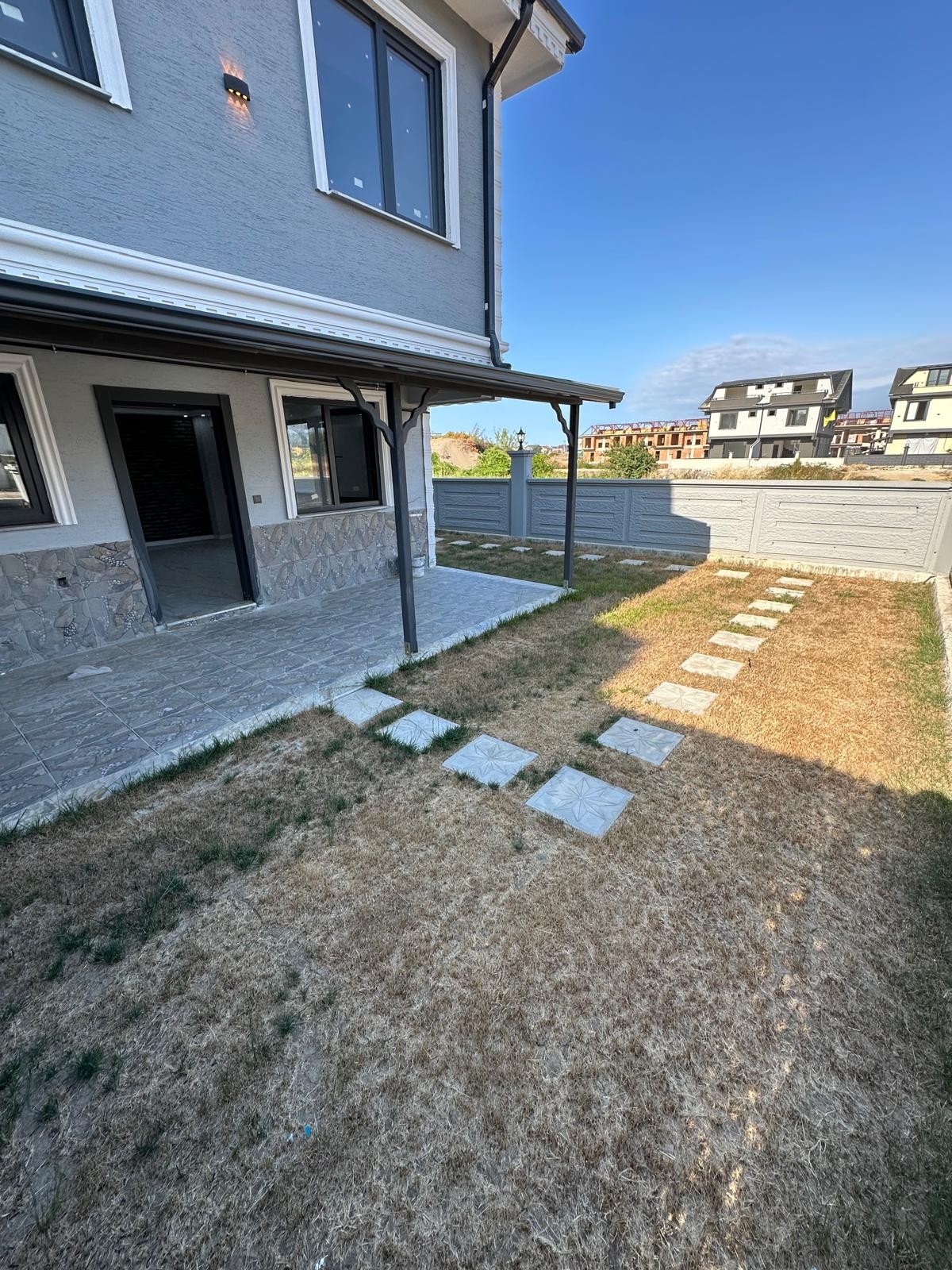 MERKEZ PLAJ, KOMPLE GRANİT ZEMİN, EBEVEYN BANYO, VERANDALI 3+1 TRİPLEKS VİLLA! KOCAALİ YAYLA MH