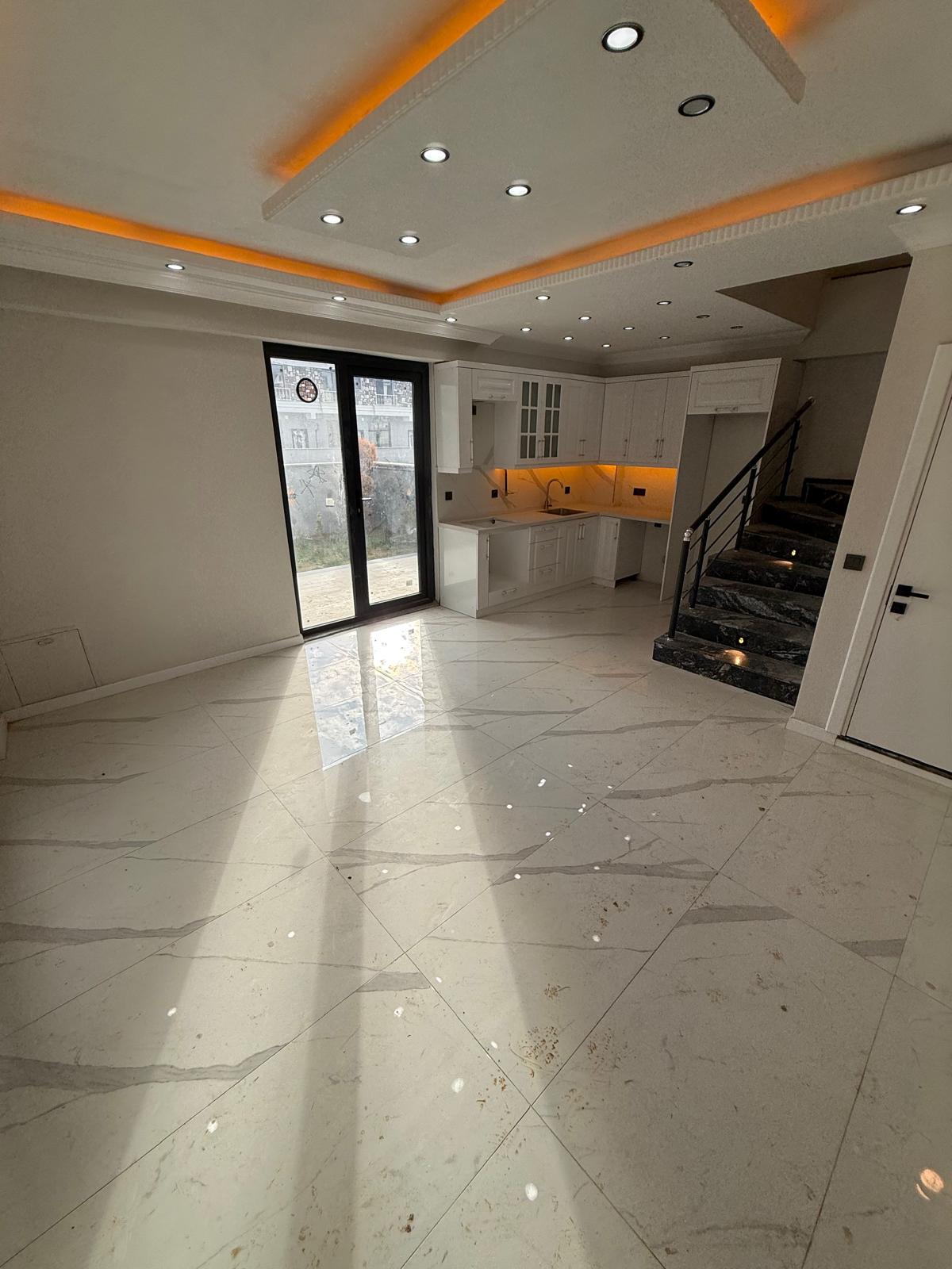 PLAJA 110METRE, ÖN CEPHE, LÜKS DİZAYN, EBEVEYN BANYO F/P TRİPLEKS 3+1 VİLLA! KOCAALİ ALANDERE MH