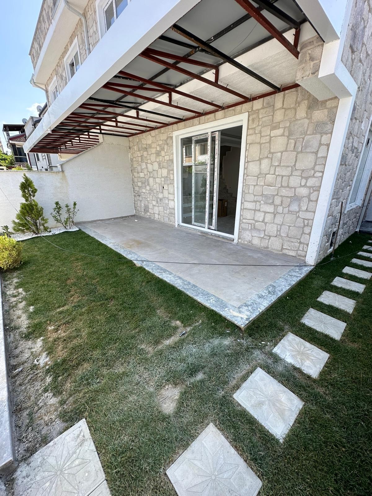 ALAÇATI TAŞ KONSEPT, MERKEZ PLAJ, YERDEN ISITMA, ÖN CEPHE 3+1 TRİPLEKS VİLLA! KOCAALİ YALI MH