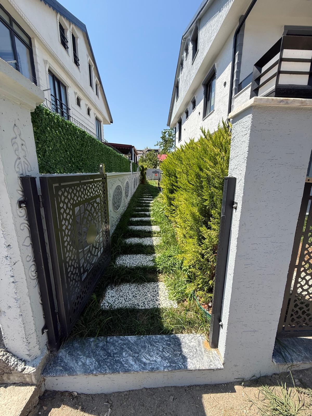 GENİŞ BAHÇE-BİNA KULLANIM ALANLI, HAVUZLU, MERKEZ PLAJ, PLAJA 80METRE, ARKA CEPHE 4+1 TRİPLEKS VİLLA! KOCAALİ YAYLA MH