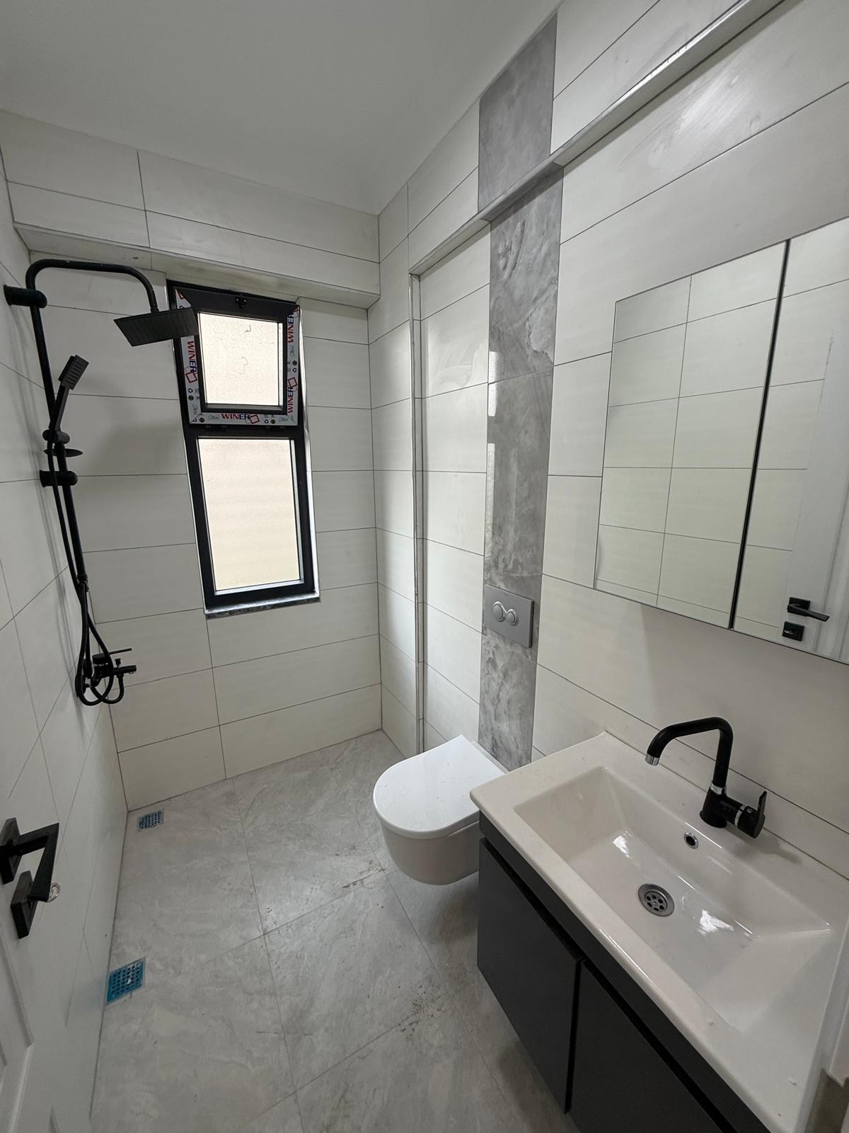 ALAÇATI TAŞ KONSEPT, MERKEZ PLAJ, EBEVEYN BANYO, YERDEN ISITMA, ÖN CEPHE  3+1 TRİPLEKS VİLLA! KOCAALİ YALI MH