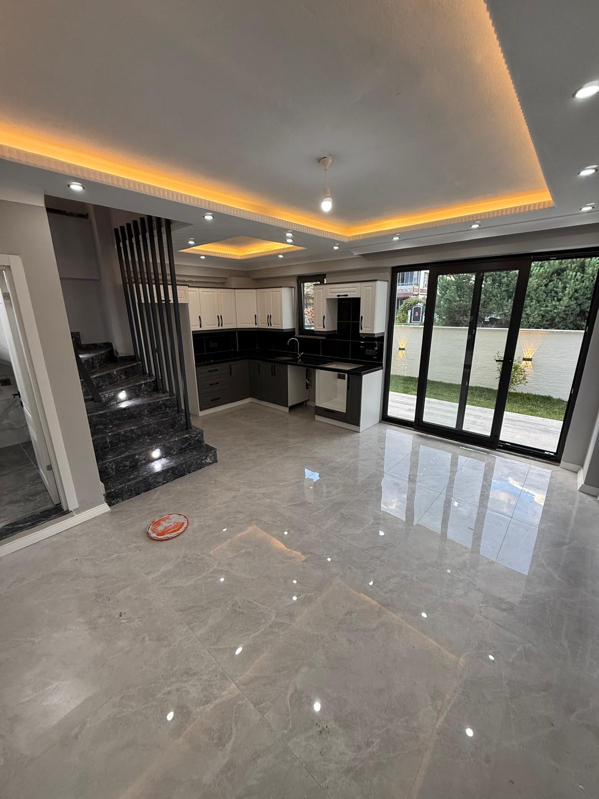 ARKA CEPHE, DENİZ MANZARALI TERAS, LÜKS DİZAYN, YERDEN ISITMA, EBEVEYN BANYOLU 3+1 TRİPLEKS VİLLA! KOCAALİ ALANDERE MH