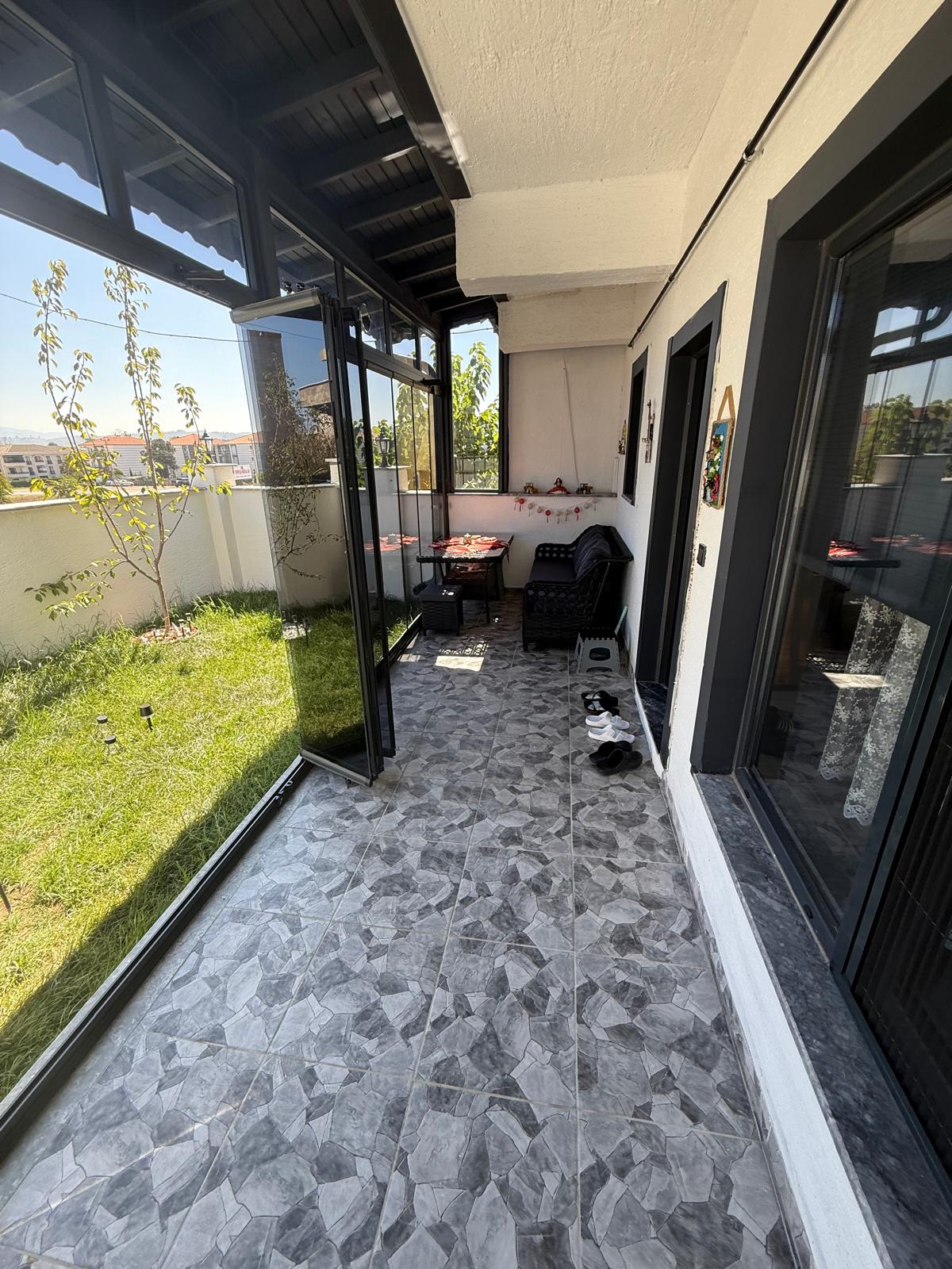 MERKEZ PLAJ, CAM BALKON TERAS, GENİŞ BİNA KULLANIM ALANLI, EBEVEYN BANYOLU, ÖN CEPHE 4+1 TRİPLEKS VİLLA! KOCAALİ YALI MH