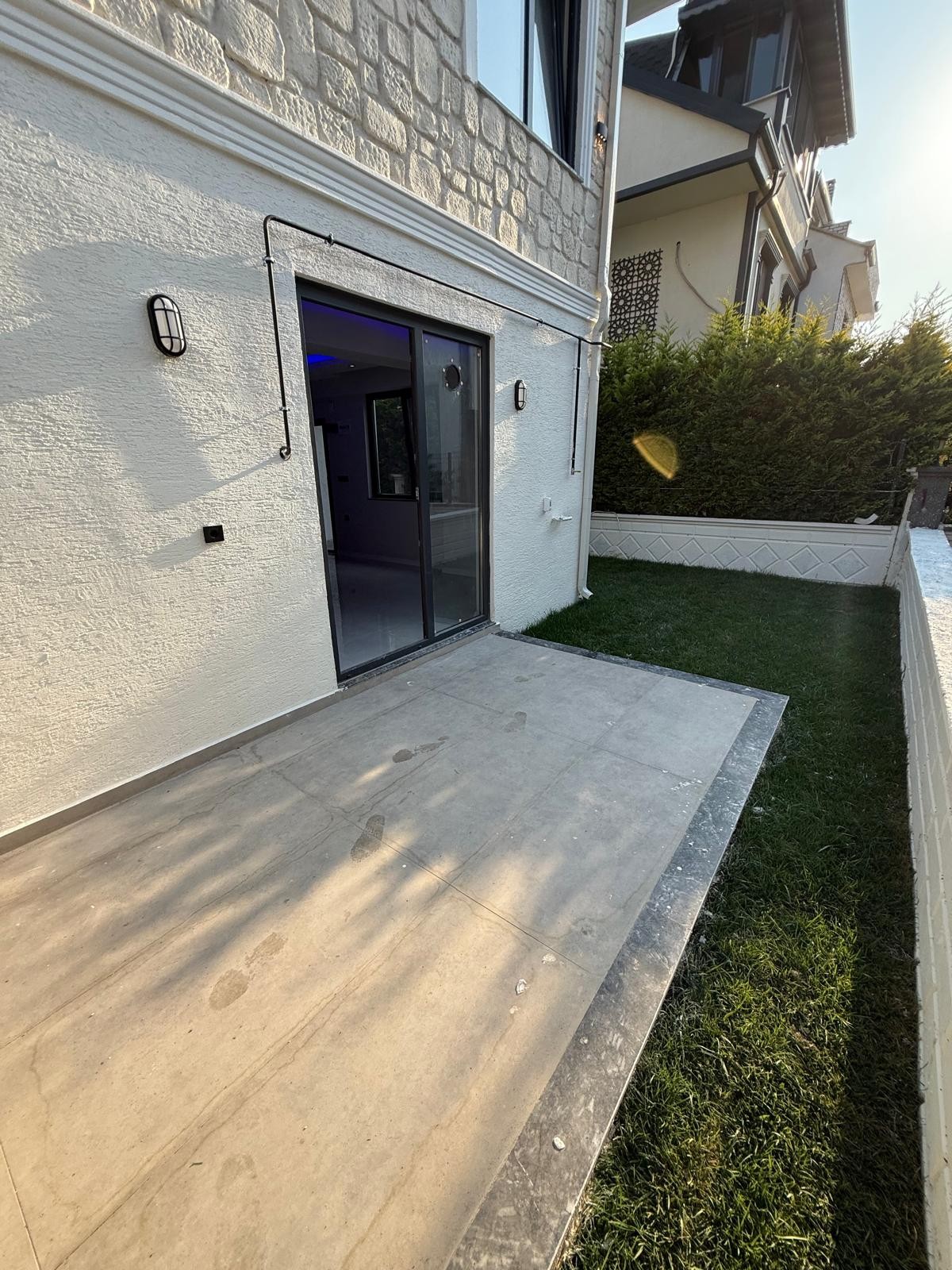 ALAÇATI TAŞ KONSEPT, MERKEZ PLAJ, EBEVEYN BANYO, YERDEN ISITMA, ARKA CEPHE  3+1 TRİPLEKS VİLLA! KOCAALİ YALI MH