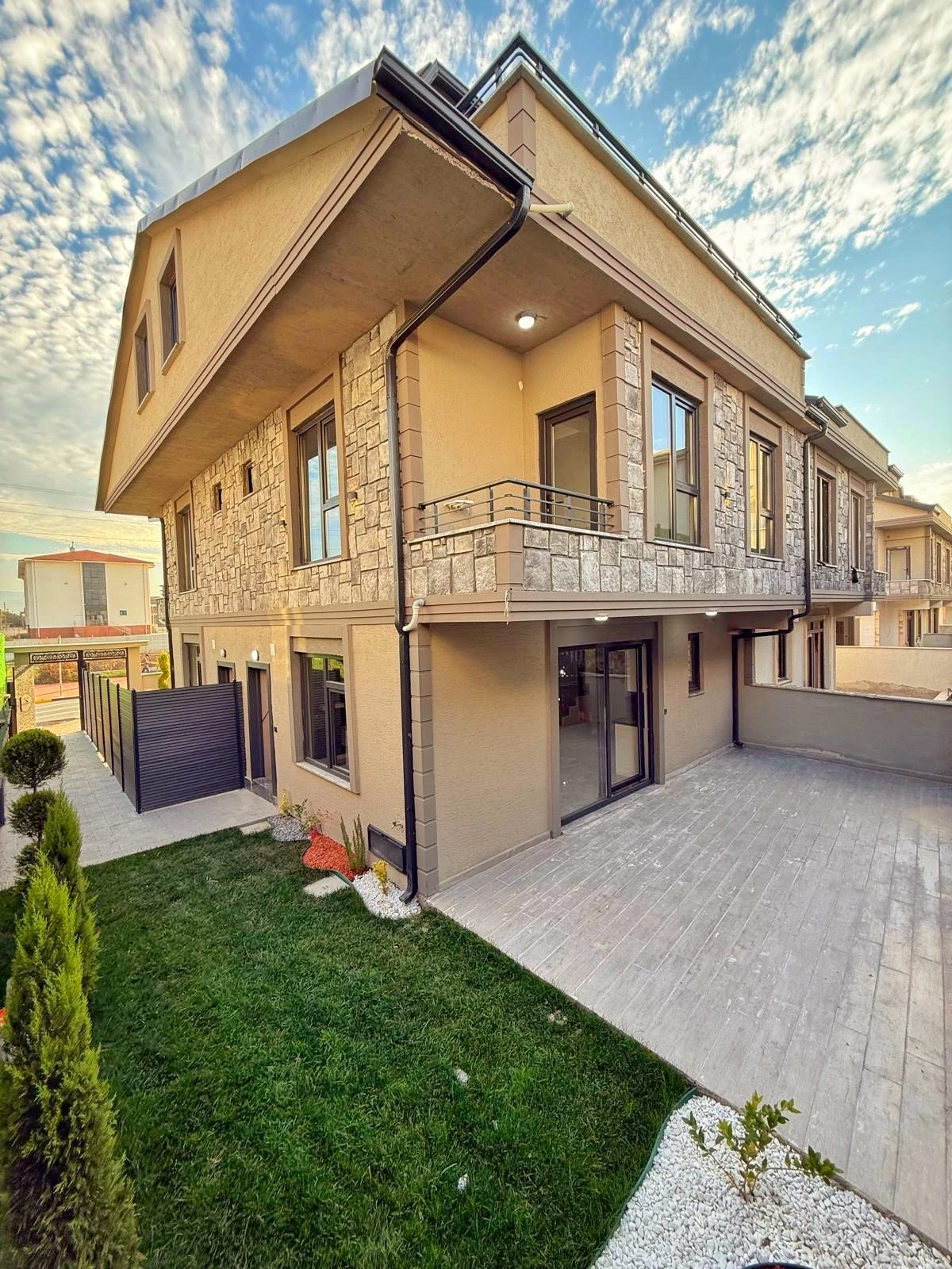 MERKEZ PLAJ, ARKA CEPHE, LÜKS DİZAYN, GENİŞ BAHÇE, 105m2 KENDİNE AİT ARSASI, EBEVEYN BANYO 3+1 TRİPLEKS VİLLA! KOCAALİ YALI MH