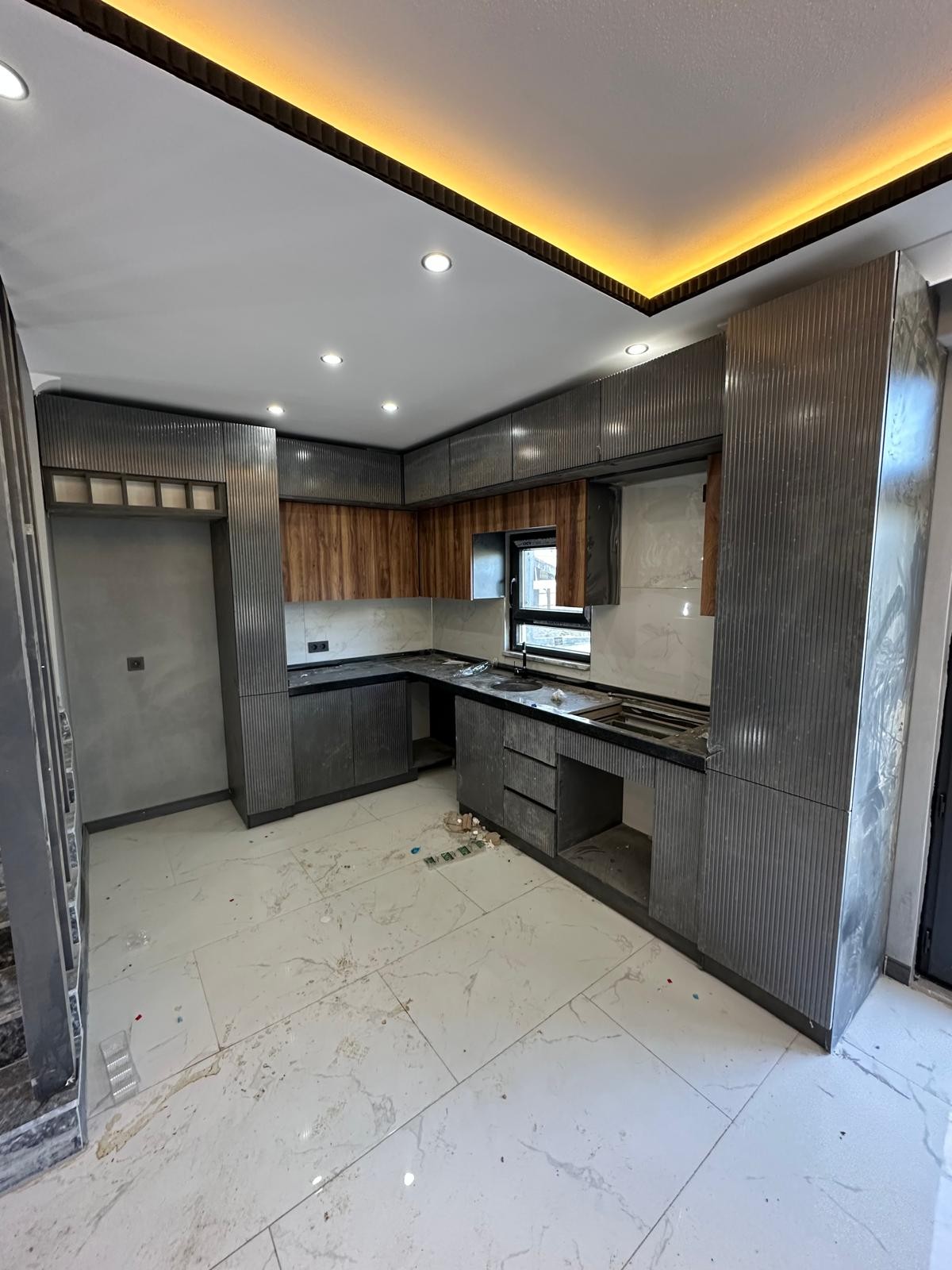 MÜSTAKİL/GİRİŞ-BAHÇE, ARKA CEPHE, EBEVEYN BANYOLU 3+1 TRİPLEKS VİLLA! KOCAALİ YALI MH